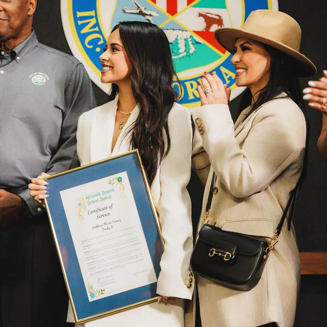 ベッキーGさんのインスタグラム写真 - (ベッキーGInstagram)「Que honor.  INGLEWOOD FOREVER. ♾️  My city has had the key to my heart since day 1. The OG home of The Lakers back in the day, the place with the big Randy’s donut🍩, The City of Champs, & the final resting place of my querido abuelo Miguel Gomez. There aren’t enough words to express my gratitude to the esquinas that raised me.  This is home and no matter where I go, I always take it with me.   Inglewoooooooooood!!!」10月19日 4時09分 - iambeckyg