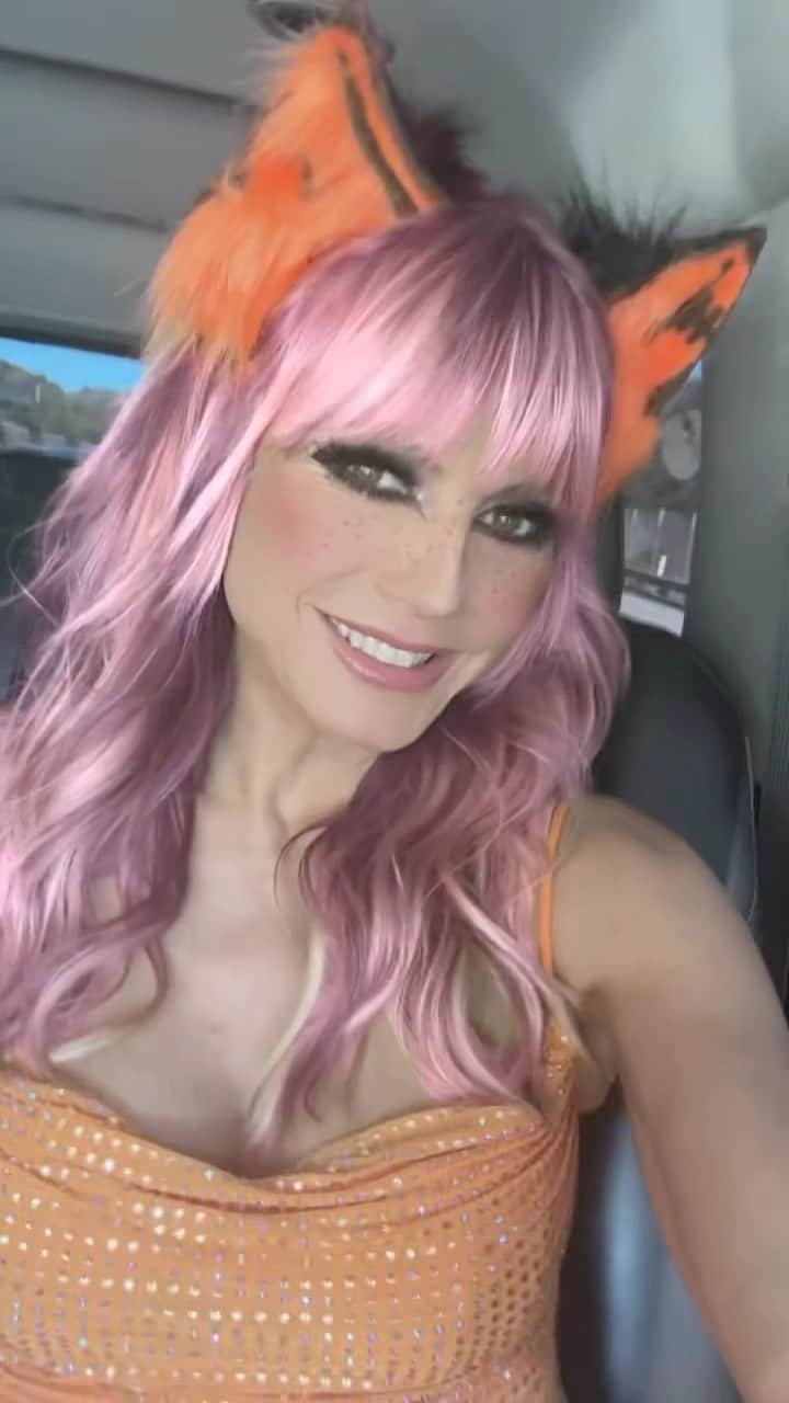 ハイディ・クルムのインスタグラム：「See you at 5pm ET / 2pm PT for my Halloween Hotline on @amazonlive! Get in to the Halloween spirit with me at the link in bio 🎃👻🕸️ #ad」