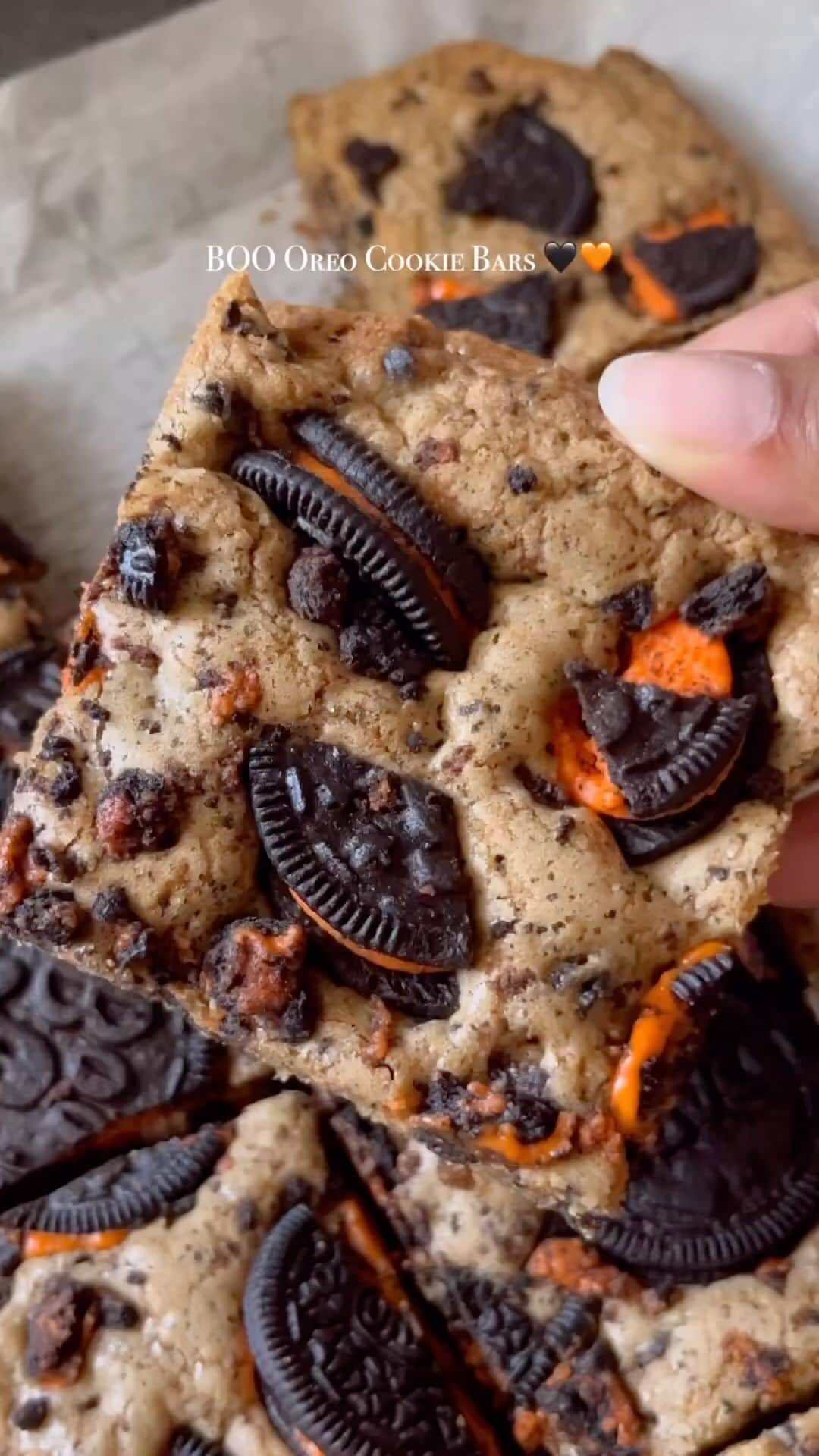 OREOのインスタグラム：「Cookie bars…made with OREO BOO! Cookies? sign us up!  📸: @introvertsweets」