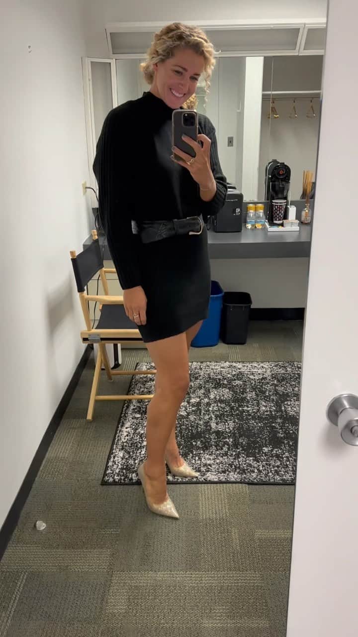リンゼイ・ジャコベリスのインスタグラム：「Final touches before the @tamronhallshow today 😜 #bts episode available 10/23」