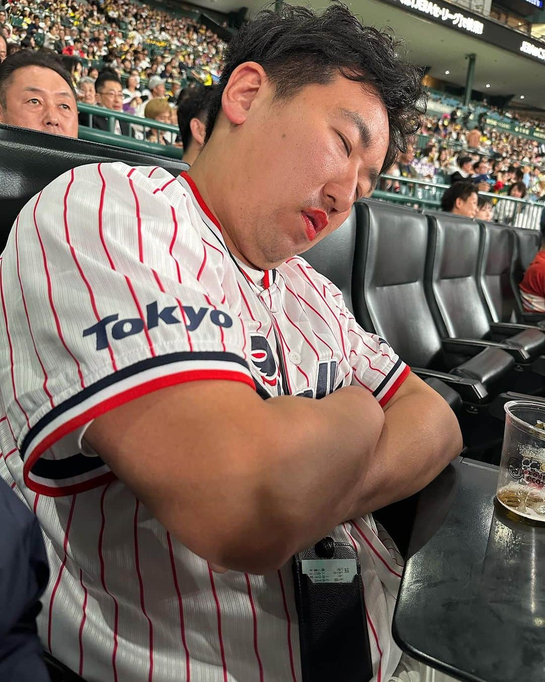 ゆっこママさんのインスタグラム写真 - (ゆっこママInstagram)「人生初の甲子園球場。  阪神タイガースvs広島カープだったけど 野中さんにもらったヤクルトのユニフォームしか持ってなかったのでこれで参戦。  東芝プレミアシートという すてきな  席で観戦させてもらいました！ ちょっとウトウトしちゃいましたが。笑  #クライマックスシリーズ #野球観戦 #阪神タイガース #六甲おろし  #広島カープ #甲子園球場 #フレフレフレ」10月19日 4時30分 - yukkomama_official