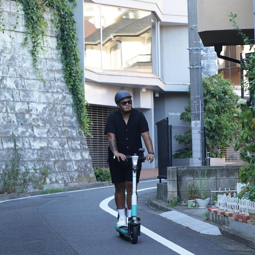 ジェイデン・トア・マクスウェルさんのインスタグラム写真 - (ジェイデン・トア・マクスウェルInstagram)「Let’s Ride LUUP! 🛴💨  LUUPは免許不要になりました。 16歳以上&テストに合格すればどなたでも乗れるようになリました。 Even if you do not have a driver's license, you can still ride now. 16 years and older, pass a simple online test through the APP, and your Done ✅   東京のあちこちにあるので、一度乗ってみてください。とても楽しくて便利な移動手段です！ There are a lot located throughout Tokyo. Give it a try, a very fun and easy way to get around  The APP is also available in English so for those traveling to Japan. If you’ve had enough of all the walking, trains and buses. Give LUUP scooters or bicycles a try. A fun & easy way to get around the city area.   初回限定60分無料コードはこちら👇🏾 First time users, Use my coupon code below to have your first ride for 60minutes free on me.   [ JAY ]  @luup.official  #第3期luupアンバサダー  #luupアンバサダー  #luup」10月19日 8時00分 - jaydentoamaxwell