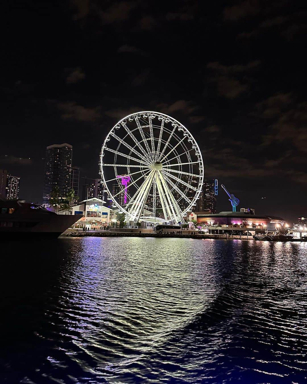 エリック・ウィンターさんのインスタグラム写真 - (エリック・ウィンターInstagram)「Miami nights…. Thank you @andro025 and @miamiazimutyachtcharter #ilovemiami #boatlife」10月19日 4時34分 - ebwinter