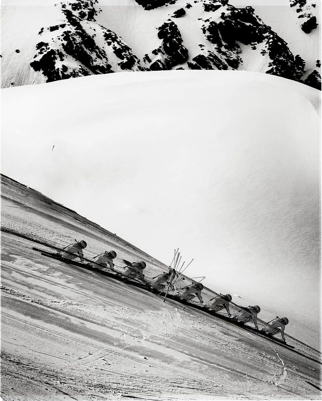 ミカエラ・シフリンのインスタグラム：「T-minus 10 days. 🤍🖤 #weareskiing #stifelusskiteam   📷: @mikedawsy // @usskiteam」