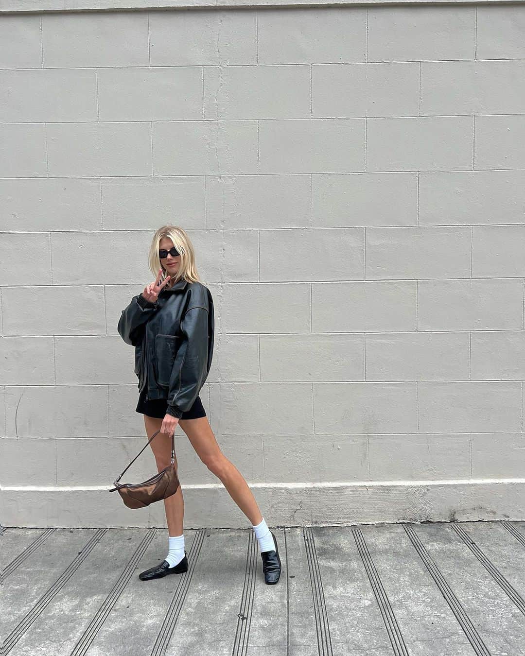 シャーロット・マッキニーのインスタグラム：「Leave it to me to take my photo in front of the dirtiest wall 🍂」