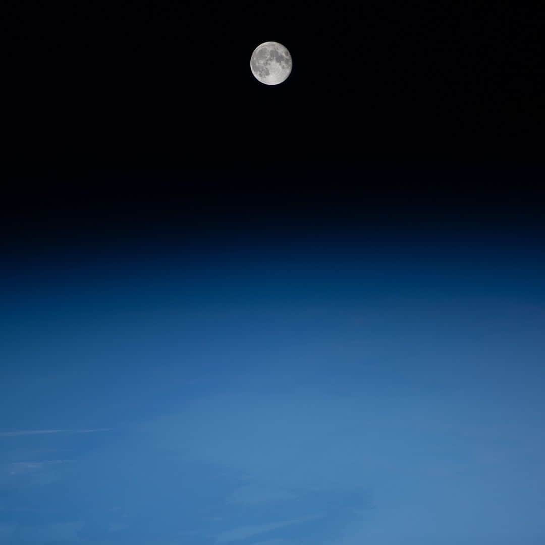 のインスタグラム：「The waning gibbous Moon is pictured above Earth from the International Space Station as it soared into an orbital nighttime 260 miles above the Atlantic Ocean near the northeast coast of South America.  #nasa #earth #moon #atlantic #ocean #atlanticocean #international #space #station」