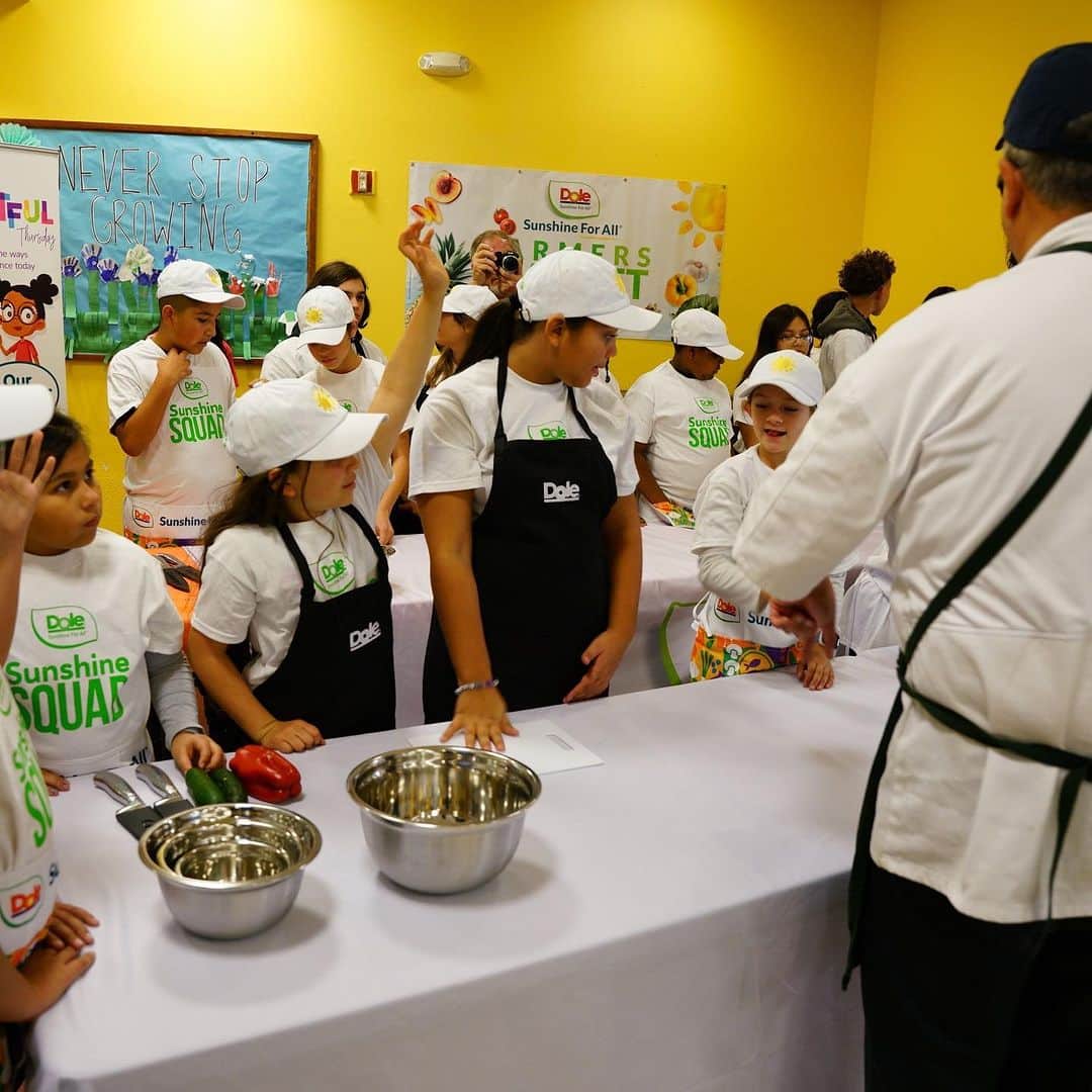 Dole Packaged Foods（ドール）さんのインスタグラム写真 - (Dole Packaged Foods（ドール）Instagram)「The Sunshine for All Cities program brings our Dole® Kids Cooking Camp to the communities that need it most. These bi-weekly kids cooking classes are taught by acclaimed local chefs, and cover basic cooking skills, healthy recipe preparation, smart grocery shopping, and meal planning tips to equip kids and their families to navigate the challenges of food insecurity and nutrition education.」10月19日 4時55分 - dolesunshine