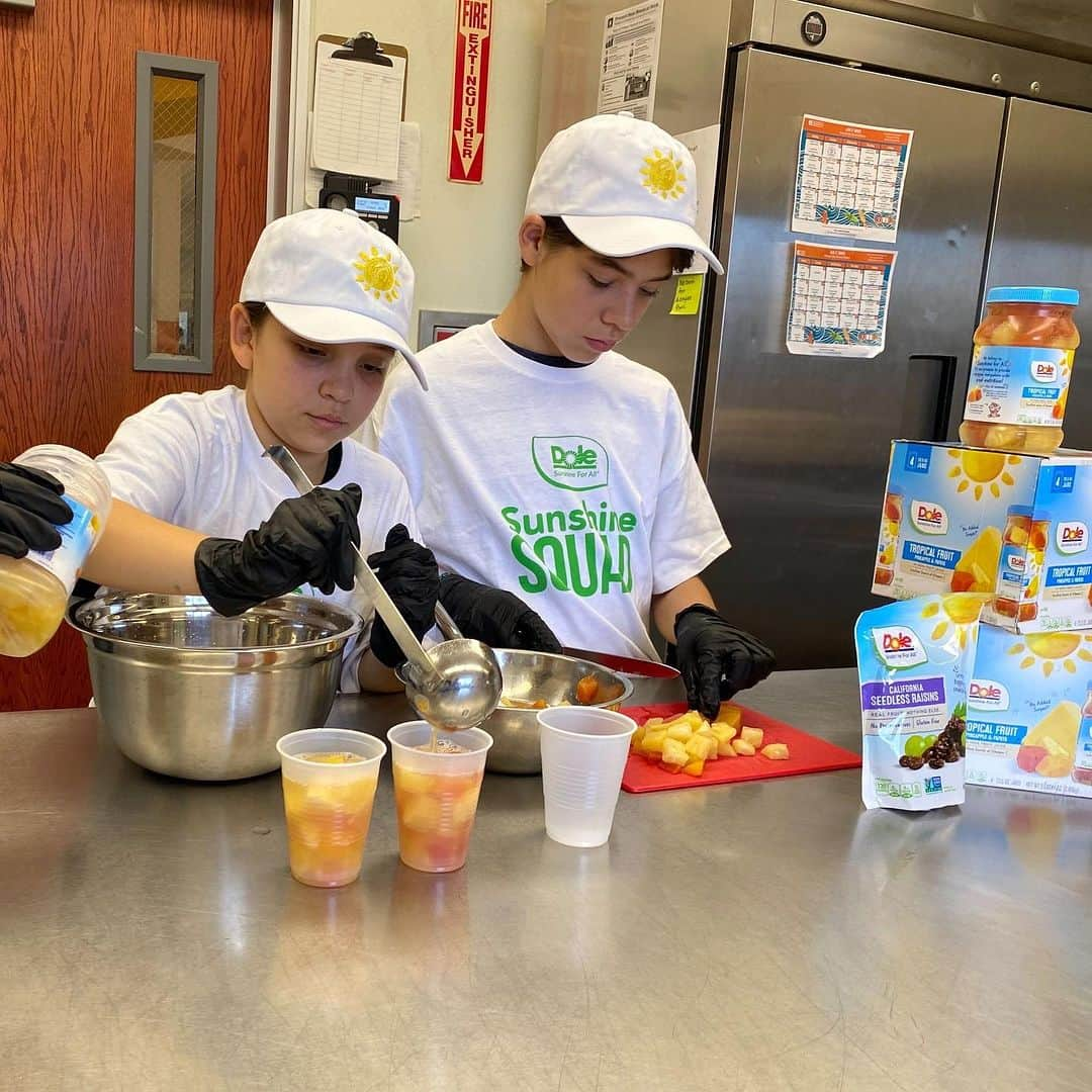 Dole Packaged Foods（ドール）さんのインスタグラム写真 - (Dole Packaged Foods（ドール）Instagram)「The Sunshine for All Cities program brings our Dole® Kids Cooking Camp to the communities that need it most. These bi-weekly kids cooking classes are taught by acclaimed local chefs, and cover basic cooking skills, healthy recipe preparation, smart grocery shopping, and meal planning tips to equip kids and their families to navigate the challenges of food insecurity and nutrition education.」10月19日 4時55分 - dolesunshine