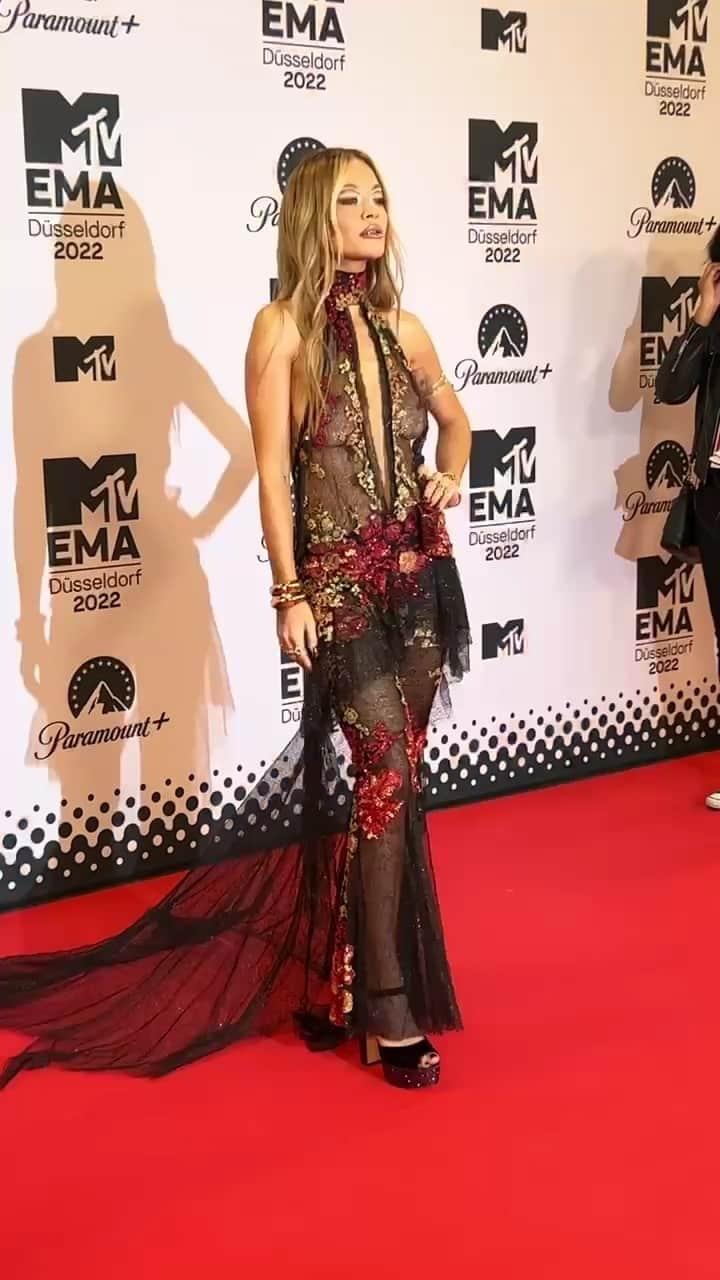 MTV EMAのインスタグラム：「Last year’s host @ritaora was GIVING on the #MTVEMA carpet」