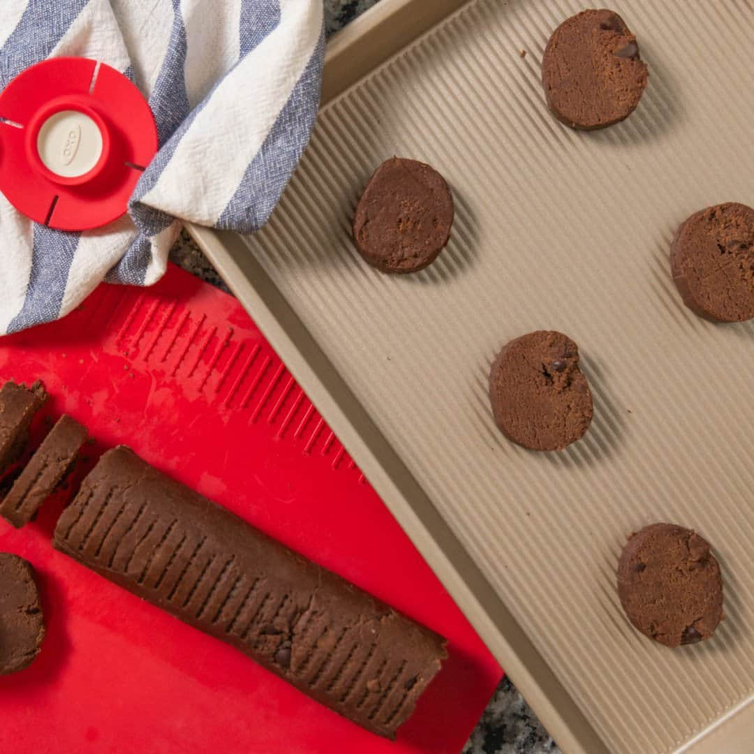 OXOのインスタグラム：「OXO's new Slice and Bake Cookie Helper is a must-have for cookie lovers! 🍪 Whether you're using homemade or store-bought cookie dough, this multi-use mat will help you divide it into perfect even slices with its unique markings. And if you don't all of your dough in one sitting, you can simply wrap it up into an easy-to-store tube for later. Shop now on OXO.com! #OXOBetter」