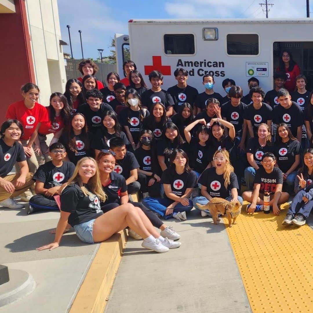 ネーブ・キャンベルのインスタグラム：「Show some love to our young humanitarian leaders. 🫶🏿🫶🏽🫶🏼  Over 50 youth volunteers from @RedCrossLA completed the region's READYTeens Program, which teaches high school and college students about disaster preparedness, response and recovery.  These Red Crossers can now feel confident: 🩹 Providing first aid and Hands-Only CPR. ⛑️ Identifying and responding to emergencies.  Youth and young adults make up about a quarter of our volunteer workforce. We are so grateful for their growing passion to making a difference in the world. ❤️  #ThankYouVolunteers #RedCrossYouth #Preparedness」
