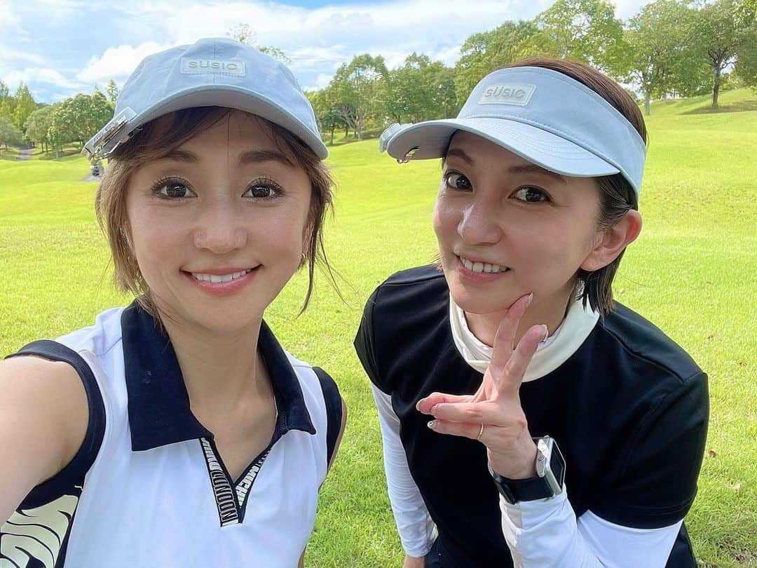 KONANさんのインスタグラム写真 - (KONANInstagram)「GOLF⛳️💓 UPしてなかった写真達😆 . . スコアは102✨✨ もーちょっとで100切れてたやーん❗️ってなるスコアでございました😂 . . 永遠うまくなら無いし、まず練習してないからな🙄笑 毎回練習行こ〜って思いながらなかなか行ってない🫣💓 . . やけどゴルフ行く度全力で楽しいっ❣️❣️ . . 距離長めのショートでニアピンもテンション上がりました🙌 . . わーい❣️ . . #ゴルフ #golf #ゴルフ女子 #富士市原ゴルフ倶楽部 #ゴルフウェア #ゴルフ楽しい #汗だくゴルフの日」10月19日 10時39分 - konanyade