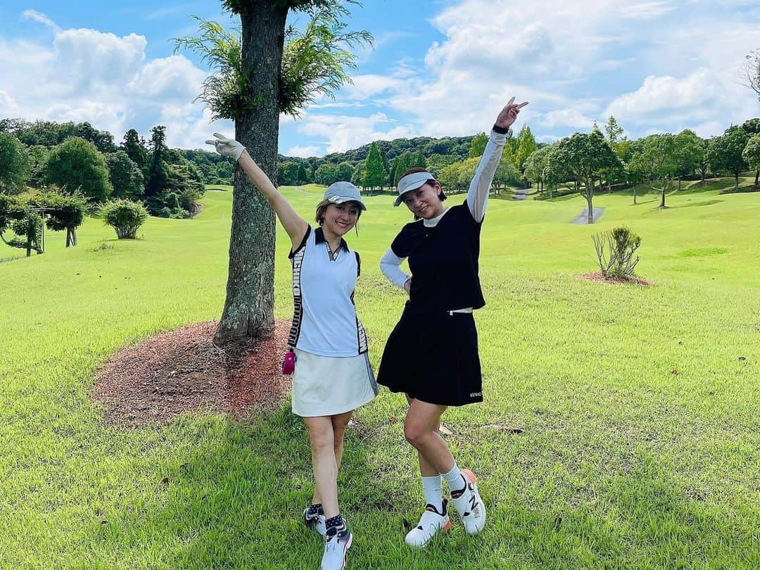 KONANさんのインスタグラム写真 - (KONANInstagram)「GOLF⛳️💓 UPしてなかった写真達😆 . . スコアは102✨✨ もーちょっとで100切れてたやーん❗️ってなるスコアでございました😂 . . 永遠うまくなら無いし、まず練習してないからな🙄笑 毎回練習行こ〜って思いながらなかなか行ってない🫣💓 . . やけどゴルフ行く度全力で楽しいっ❣️❣️ . . 距離長めのショートでニアピンもテンション上がりました🙌 . . わーい❣️ . . #ゴルフ #golf #ゴルフ女子 #富士市原ゴルフ倶楽部 #ゴルフウェア #ゴルフ楽しい #汗だくゴルフの日」10月19日 10時39分 - konanyade