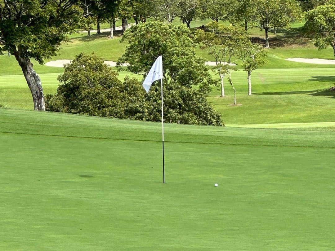 KONANさんのインスタグラム写真 - (KONANInstagram)「GOLF⛳️💓 UPしてなかった写真達😆 . . スコアは102✨✨ もーちょっとで100切れてたやーん❗️ってなるスコアでございました😂 . . 永遠うまくなら無いし、まず練習してないからな🙄笑 毎回練習行こ〜って思いながらなかなか行ってない🫣💓 . . やけどゴルフ行く度全力で楽しいっ❣️❣️ . . 距離長めのショートでニアピンもテンション上がりました🙌 . . わーい❣️ . . #ゴルフ #golf #ゴルフ女子 #富士市原ゴルフ倶楽部 #ゴルフウェア #ゴルフ楽しい #汗だくゴルフの日」10月19日 10時39分 - konanyade