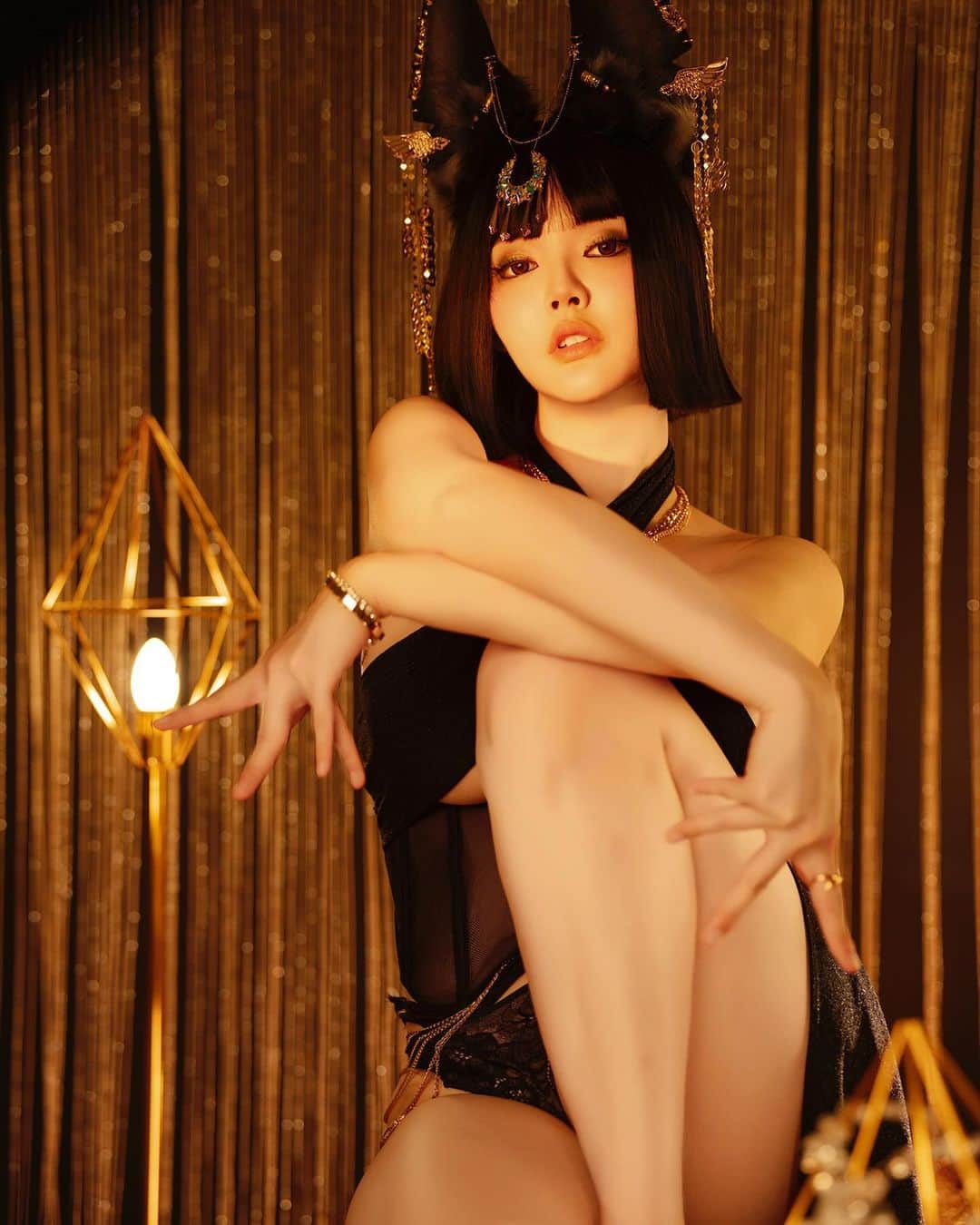 YingTzeさんのインスタグラム写真 - (YingTzeInstagram)「Golden Goddess ✨🖤  One of my fav photoshoot from 2022 ✨🫰🏻  📸 @prestonles.ig  Studio @peoplegraphy」10月19日 10時39分 - yingtze