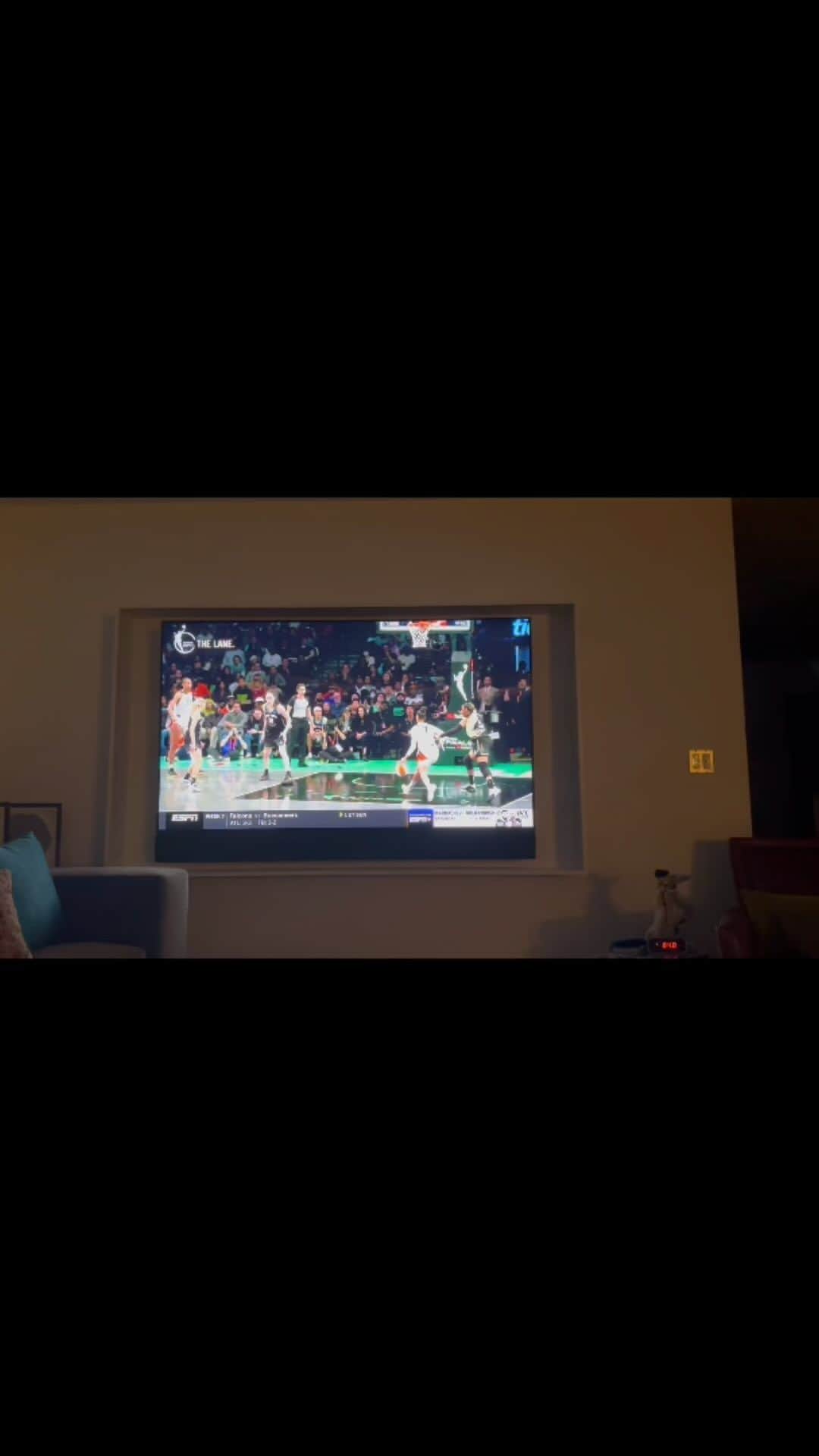 レスリー・ジョーンズのインスタグラム：「IM LOSING MY SHIT!! This game is a MONSTER MASH!! #WNBAFINALS」