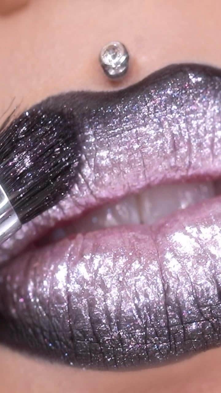 ヤスミナ・ダニエルのインスタグラム：「I love a frosted lip 😍❄️   Products: @makeupforever artist pencil 100 @danessa_myricks color fix rock candy  #lipart #makeup #oddlysatisfying」