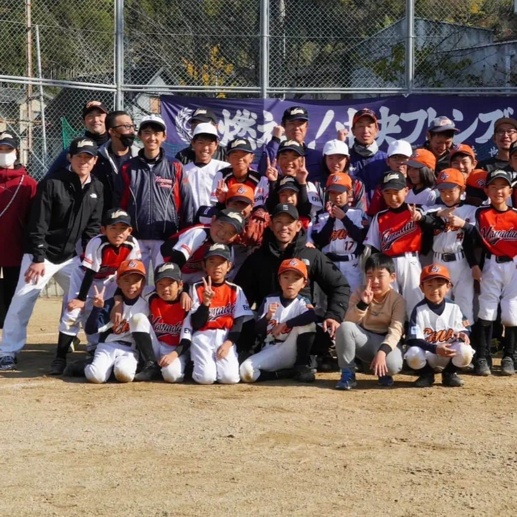 森岡良介さんのインスタグラム写真 - (森岡良介Instagram)「プロ野球もCSが始まり、2023年もいよいよ終盤💨 手に汗握るゲームが続いていますね。  スワローズですが、若手を中心にフェニックスリーグで宮崎と神宮での秋季練習と各地で来季に向けて始動しています。 この10．11月上位チームと差を縮める為もう一度原点回帰で我武者羅に練習に励んで参ります。  オフの期間も休まずなるべく野球と向き合おうと考えていて、ふと浮かんだのが野球教室でした。  写真は昨年愛媛県でやらせて頂いた野球教室の様子です。 中学時代の同級生に誘ってもらいやらせて頂いたのですが、 僕自身、基本動作の見直しや技術指導の伝え方などとても勉強になりました。  通常のオフ期間は、ゴルフにいったり、大好きな釣りに出かけたり、夜はお酒を飲んで気持ちよく寝る。。。  この繰り返しでしたが、 せっかくの拘束の少ないオフ期間もしっかり働いてしっかり勉強もしたいという気持ちになってます。  内野の守備＆走塁を中心に指導してもらいたい！ という親御さん、チームもしおられたら是非DMにてメッセージください！ 基本的には関東近郊で考えております。  かなり手探りの状態ですが、ぜひメッセージ頂ければ嬉しいです。 宜しくお願いいたします。  #野球 #プロ野球 #東京ヤクルトスワローズ #内野守備 #走塁 #野球教室 #捕球 #送球 #グラブ #成長」10月19日 10時45分 - morley681075