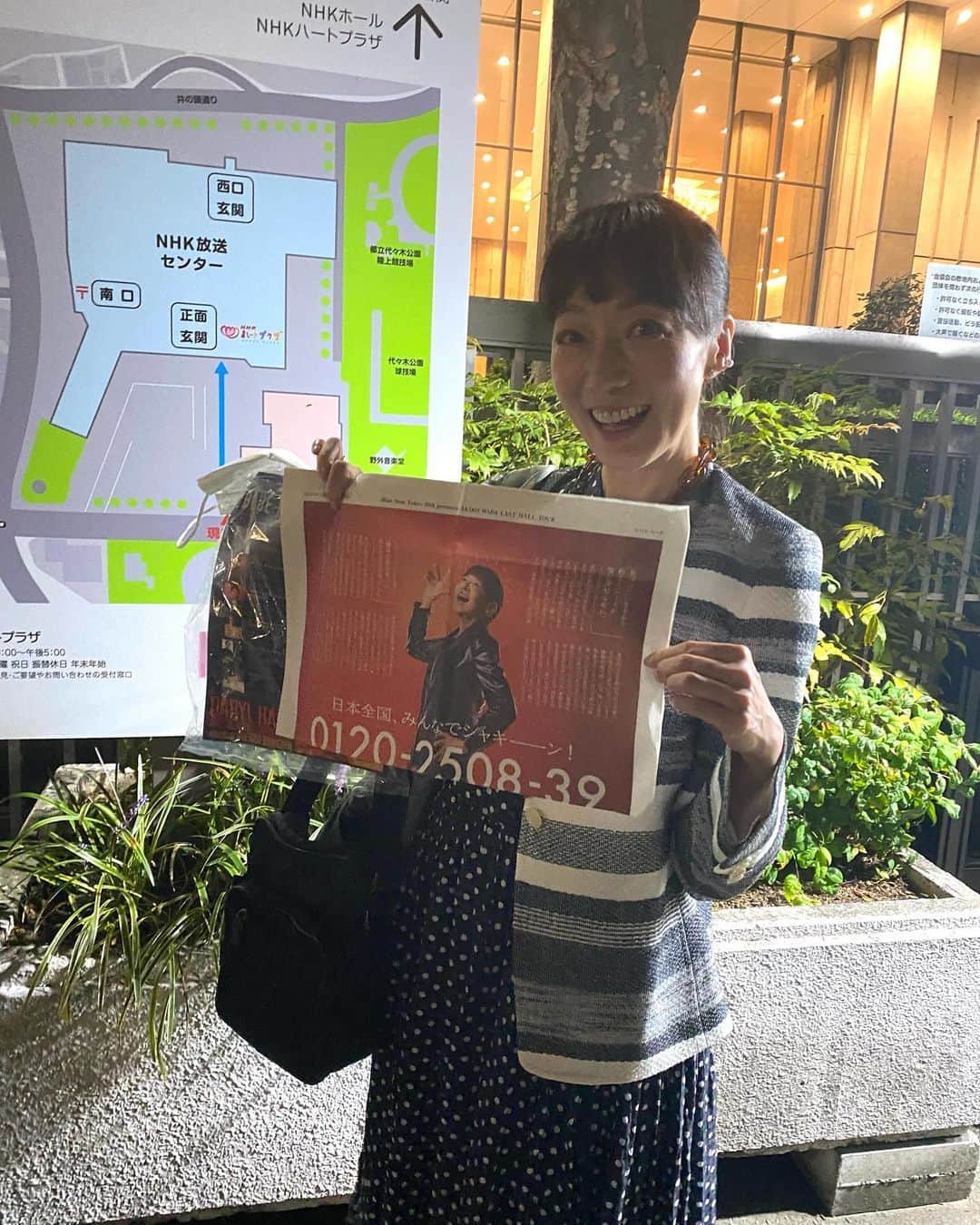 湯浅美和子さんのインスタグラム写真 - (湯浅美和子Instagram)「歌うために生まれてきたようなお方、和田アキ子さん✨ ホールツアーはラストという決意のもと挑んだステージ。  NHKホールにて、会場が一体化した素晴らしい夜を過ごしました✨  20代の頃、TBS「快傑熟女！心配ご無用」という和田アキ子さんがMCの番組のアシスタントをさせていただいておりました。 お優しくて、食事に連れて行ってくださったり、ご自宅に招いてくださったり、衣装をくださったり...。時には芸能界で大切な心得を諭してくださったり。 和田アキ子さんのような偉大な方と出会えたこと、尊く、感謝が尽きません。  昨夜はホールステージラストツアーということでいろんな気持ちがあふれたとお察ししますが、最後まで涙を堪え、「歌を聞いて欲しい」というプロフェッショナルな信念。歌で人をしあわせにする和田アキ子さんの姿と、渾身の歌声に、感動と尊敬が止まりませんでした。  ホールいっぱいに響き渡ったアカペラの声。会場が一体化して、共鳴して...。 素晴らししい時間でした。  両親を連れて行ったのですが、のりのりで「あっこ！」と叫んでおりました。 帰り道、二人とも興奮が止まらなかったようで、顔色よかった♡  和田アキ子さんの歌の力に感動しまくりの夜でした。  #和田アキ子 さん #歌姫 #歌の神様 #またお目にかかれるように頑張らねば」10月19日 5時18分 - miwako_yuasa