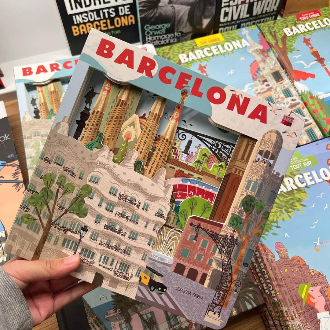 薮下柊さんのインスタグラム写真 - (薮下柊Instagram)「叔母と2人旅記録✈️  まずはバルセロナ🇪🇸 ガウディ建築に魅了される毎日✨  グエル公園、カサ・ミラ、カサ・バトリョと、沢山のガウディ建築を訪れましたが、圧倒的なサクラダファミリアには感無量です🥹✨  まだ完成形ではないけど 完成間近のサクラダファミリアは凄くパワーに溢れてて、 バルセロナの目印としてとっても輝いてた🥹✨本当に感動✨  内装のステンドグラスが美しすぎて、じーっと座って、 光がさすたびに揺れる輝きを見るのが最上に贅沢でした☺️  ガウディの建造物は色使いや、ぐねっとした曲線が地中海を感じて面白い😊　また、植物や動物など有機的なものをモチーフにしてて、私も好きだから、見てて本当に楽しかった🌱✨ 生で見れて幸せ☺️  私は叔母と似た感性があると思うから この旅は本当に刺激的で楽しい！✨ 叔母も楽しそうで嬉しい☺️✨  大好きなスペイン料理も堪能しました🍷🥘  #スペイン #バルセロナ #スペイン旅行 #travel  #barcelona」10月19日 5時27分 - __yabushita_shu__