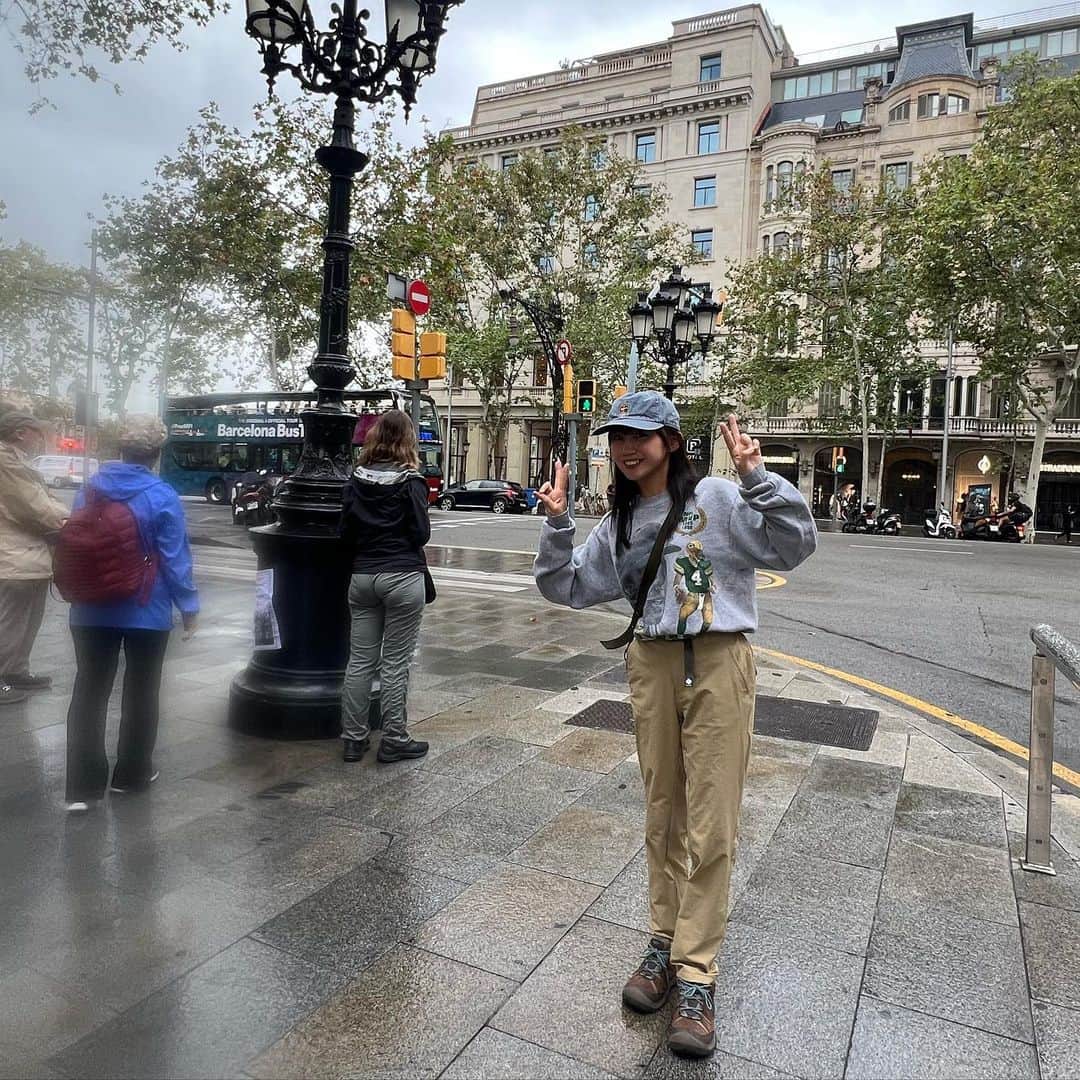 薮下柊さんのインスタグラム写真 - (薮下柊Instagram)「叔母と2人旅記録✈️  まずはバルセロナ🇪🇸 ガウディ建築に魅了される毎日✨  グエル公園、カサ・ミラ、カサ・バトリョと、沢山のガウディ建築を訪れましたが、圧倒的なサクラダファミリアには感無量です🥹✨  まだ完成形ではないけど 完成間近のサクラダファミリアは凄くパワーに溢れてて、 バルセロナの目印としてとっても輝いてた🥹✨本当に感動✨  内装のステンドグラスが美しすぎて、じーっと座って、 光がさすたびに揺れる輝きを見るのが最上に贅沢でした☺️  ガウディの建造物は色使いや、ぐねっとした曲線が地中海を感じて面白い😊　また、植物や動物など有機的なものをモチーフにしてて、私も好きだから、見てて本当に楽しかった🌱✨ 生で見れて幸せ☺️  私は叔母と似た感性があると思うから この旅は本当に刺激的で楽しい！✨ 叔母も楽しそうで嬉しい☺️✨  大好きなスペイン料理も堪能しました🍷🥘  #スペイン #バルセロナ #スペイン旅行 #travel  #barcelona」10月19日 5時27分 - __yabushita_shu__