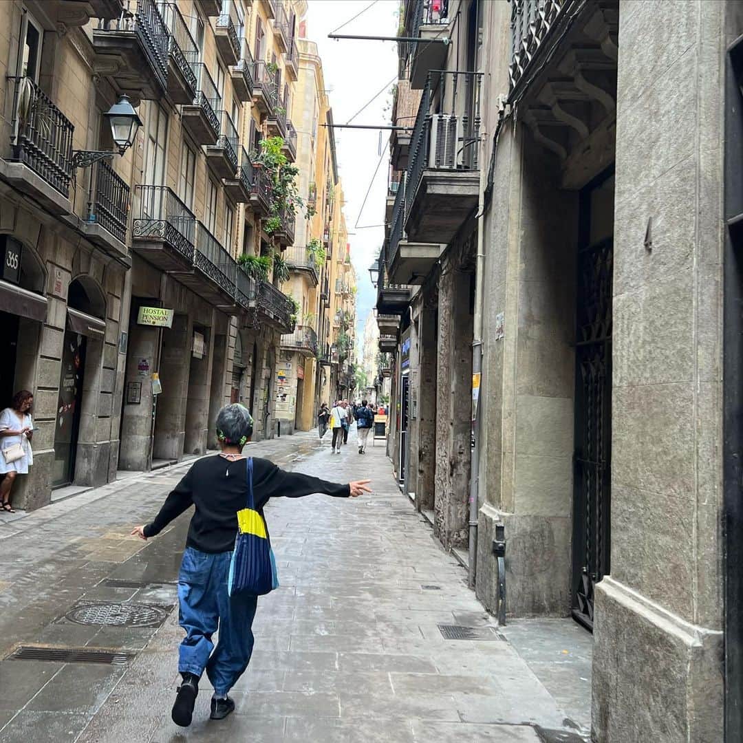 薮下柊さんのインスタグラム写真 - (薮下柊Instagram)「叔母と2人旅記録✈️  まずはバルセロナ🇪🇸 ガウディ建築に魅了される毎日✨  グエル公園、カサ・ミラ、カサ・バトリョと、沢山のガウディ建築を訪れましたが、圧倒的なサクラダファミリアには感無量です🥹✨  まだ完成形ではないけど 完成間近のサクラダファミリアは凄くパワーに溢れてて、 バルセロナの目印としてとっても輝いてた🥹✨本当に感動✨  内装のステンドグラスが美しすぎて、じーっと座って、 光がさすたびに揺れる輝きを見るのが最上に贅沢でした☺️  ガウディの建造物は色使いや、ぐねっとした曲線が地中海を感じて面白い😊　また、植物や動物など有機的なものをモチーフにしてて、私も好きだから、見てて本当に楽しかった🌱✨ 生で見れて幸せ☺️  私は叔母と似た感性があると思うから この旅は本当に刺激的で楽しい！✨ 叔母も楽しそうで嬉しい☺️✨  大好きなスペイン料理も堪能しました🍷🥘  #スペイン #バルセロナ #スペイン旅行 #travel  #barcelona」10月19日 5時27分 - __yabushita_shu__
