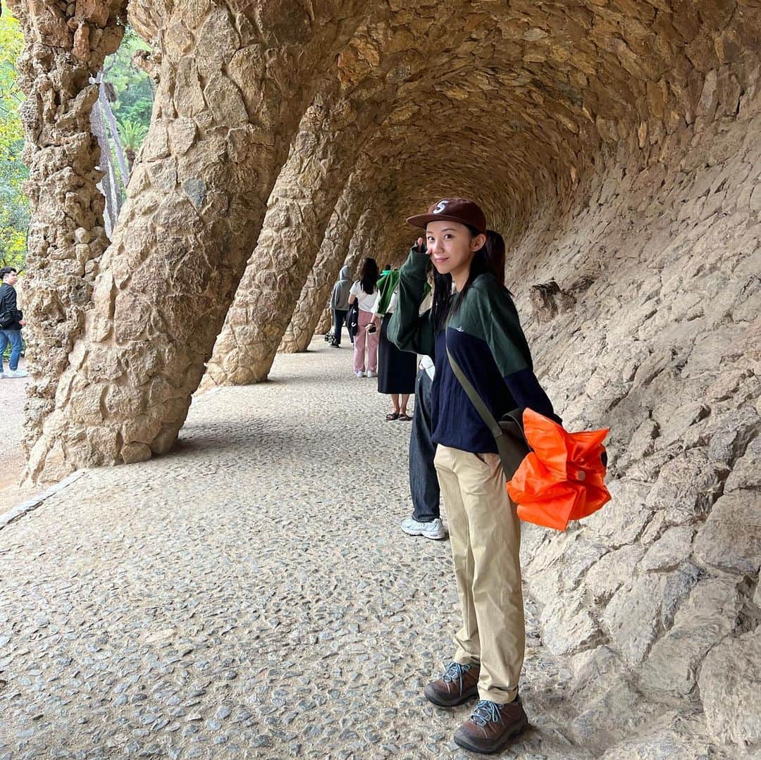 薮下柊のインスタグラム：「叔母と2人旅記録✈️  まずはバルセロナ🇪🇸 ガウディ建築に魅了される毎日✨  グエル公園、カサ・ミラ、カサ・バトリョと、沢山のガウディ建築を訪れましたが、圧倒的なサクラダファミリアには感無量です🥹✨  まだ完成形ではないけど 完成間近のサクラダファミリアは凄くパワーに溢れてて、 バルセロナの目印としてとっても輝いてた🥹✨本当に感動✨  内装のステンドグラスが美しすぎて、じーっと座って、 光がさすたびに揺れる輝きを見るのが最上に贅沢でした☺️  ガウディの建造物は色使いや、ぐねっとした曲線が地中海を感じて面白い😊　また、植物や動物など有機的なものをモチーフにしてて、私も好きだから、見てて本当に楽しかった🌱✨ 生で見れて幸せ☺️  私は叔母と似た感性があると思うから この旅は本当に刺激的で楽しい！✨ 叔母も楽しそうで嬉しい☺️✨  大好きなスペイン料理も堪能しました🍷🥘  #スペイン #バルセロナ #スペイン旅行 #travel  #barcelona」
