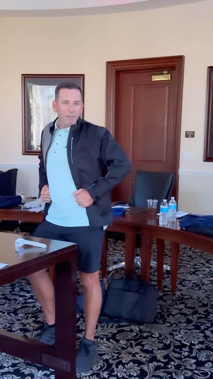 のインスタグラム：「It’s the Captain Morgan knee up for me though. #strikeapose」