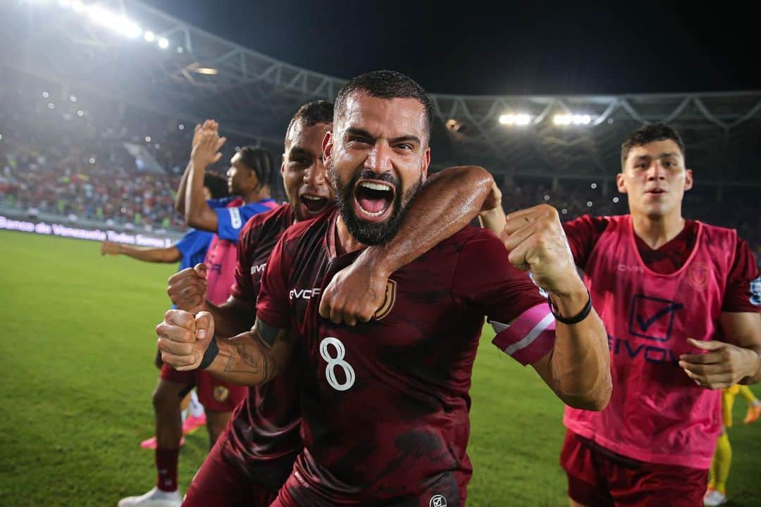 トマス・リンコンさんのインスタグラム写真 - (トマス・リンコンInstagram)「Full-time Venezuela 🇻🇪 vs Chile 🇨🇱 3-0  Orgulloso de mi Selección por esta gran victoria , este es el camino 🙏🏼💪🏼  GRACIAS MATURÍN que gran ambiente 👏🏼」10月19日 5時39分 - tomasrincon8