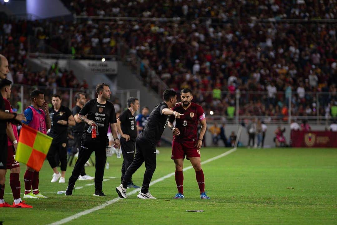 トマス・リンコンさんのインスタグラム写真 - (トマス・リンコンInstagram)「Full-time Venezuela 🇻🇪 vs Chile 🇨🇱 3-0  Orgulloso de mi Selección por esta gran victoria , este es el camino 🙏🏼💪🏼  GRACIAS MATURÍN que gran ambiente 👏🏼」10月19日 5時39分 - tomasrincon8