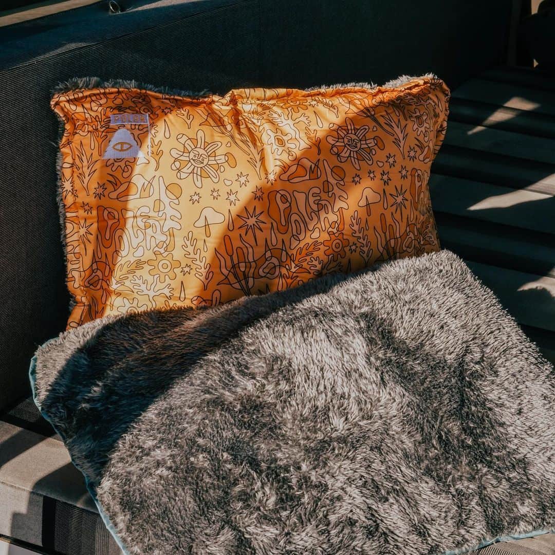 Poler Outdoor Stuffさんのインスタグラム写真 - (Poler Outdoor StuffInstagram)「Sleep easy with the Poler ‘Camp Pillow’ - lightweight & shaggy lined. It’ll be hard to leave the house without it.  #CampVibes」10月19日 5時50分 - polerportland