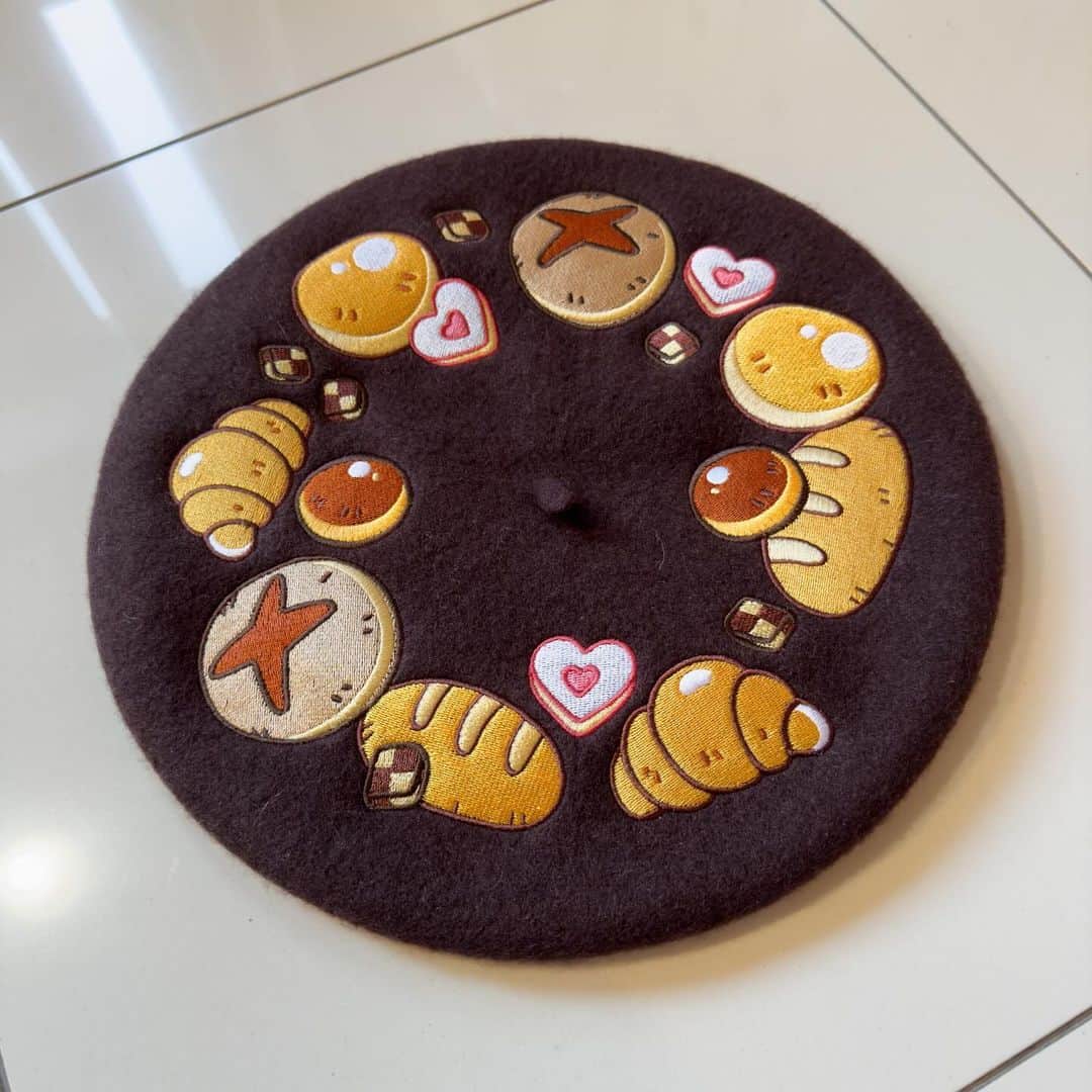 meyocoさんのインスタグラム写真 - (meyocoInstagram)「Can I call this beret Pain au chocolat lol. Anyway it’s brown and round and perfect and preorder starts next month 🥐🥖🍞」10月19日 5時43分 - meyoco