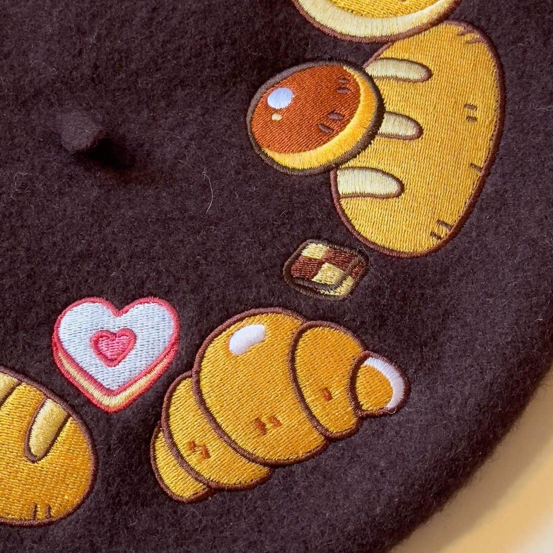 meyocoさんのインスタグラム写真 - (meyocoInstagram)「Can I call this beret Pain au chocolat lol. Anyway it’s brown and round and perfect and preorder starts next month 🥐🥖🍞」10月19日 5時43分 - meyoco