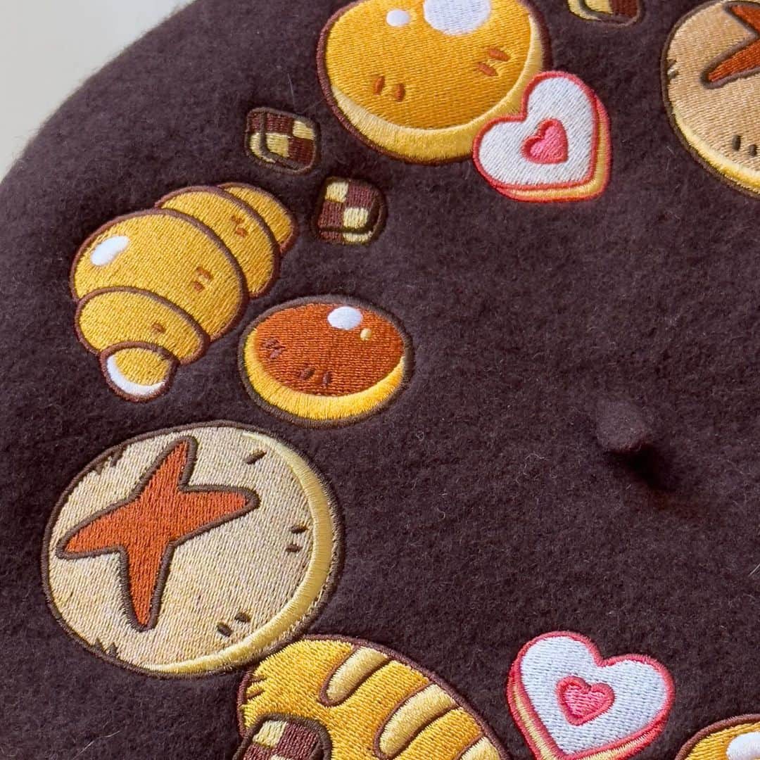 meyocoさんのインスタグラム写真 - (meyocoInstagram)「Can I call this beret Pain au chocolat lol. Anyway it’s brown and round and perfect and preorder starts next month 🥐🥖🍞」10月19日 5時43分 - meyoco