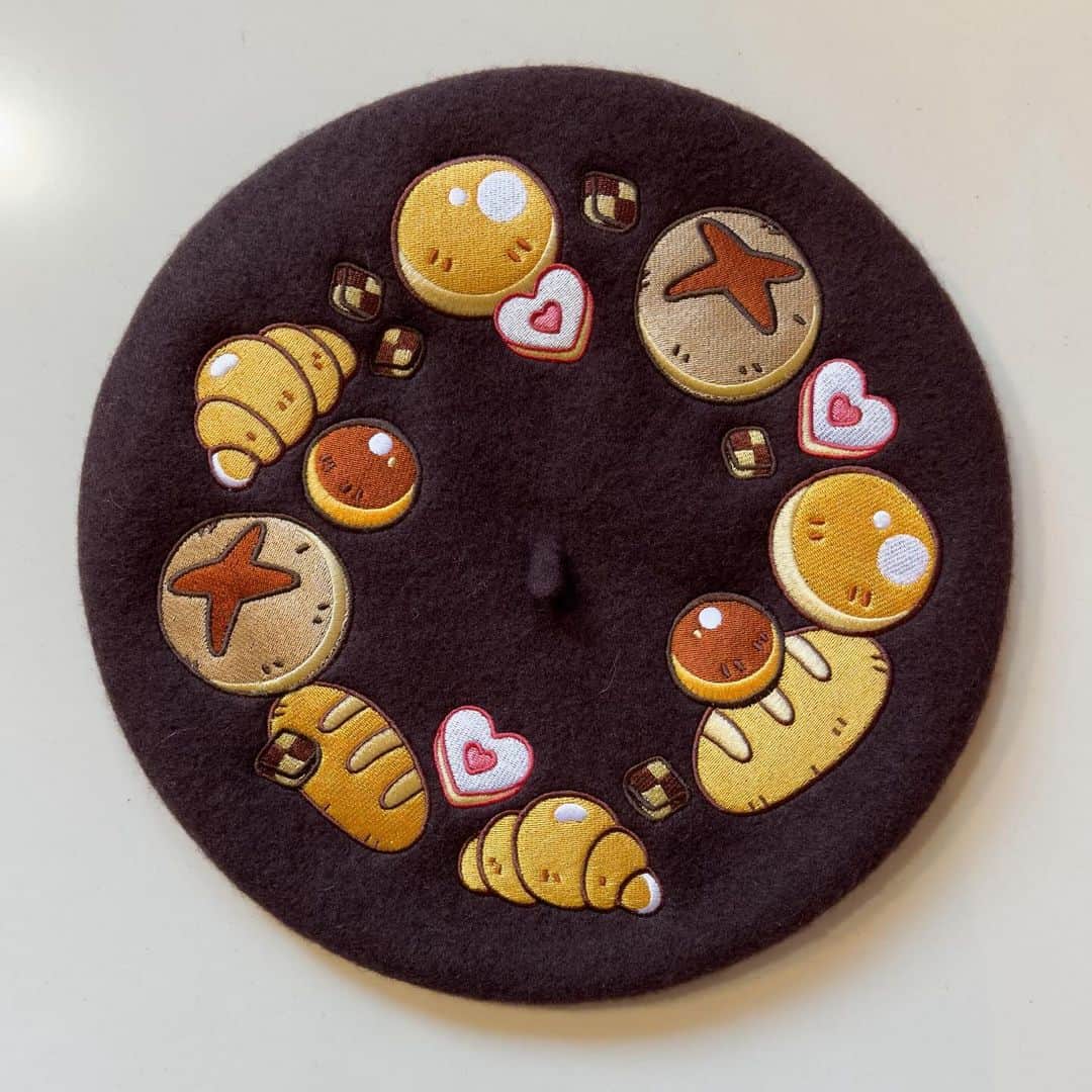 meyocoさんのインスタグラム写真 - (meyocoInstagram)「Can I call this beret Pain au chocolat lol. Anyway it’s brown and round and perfect and preorder starts next month 🥐🥖🍞」10月19日 5時43分 - meyoco