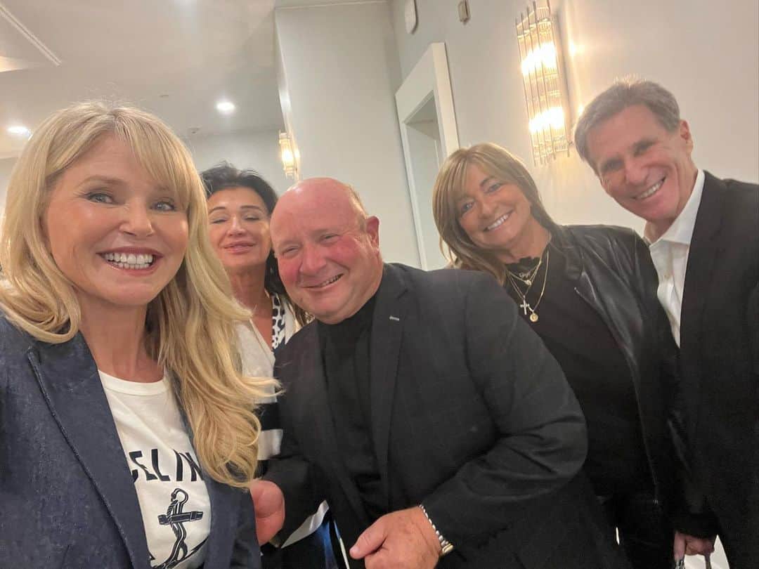 のインスタグラム：「Our Board Meetings @bellissimaprosecco are never boring! Thank you Rich and Ro for the delicious lunch! Check out our beautiful  new bottles for our @bellasprizz Elderflower and Citrus apéritives! Just a few drops in your Bellissima gives you instant  cocktail classics! I’m raising my glass along with my hopes for a peaceful holiday ahead. 💛🥂🍾」