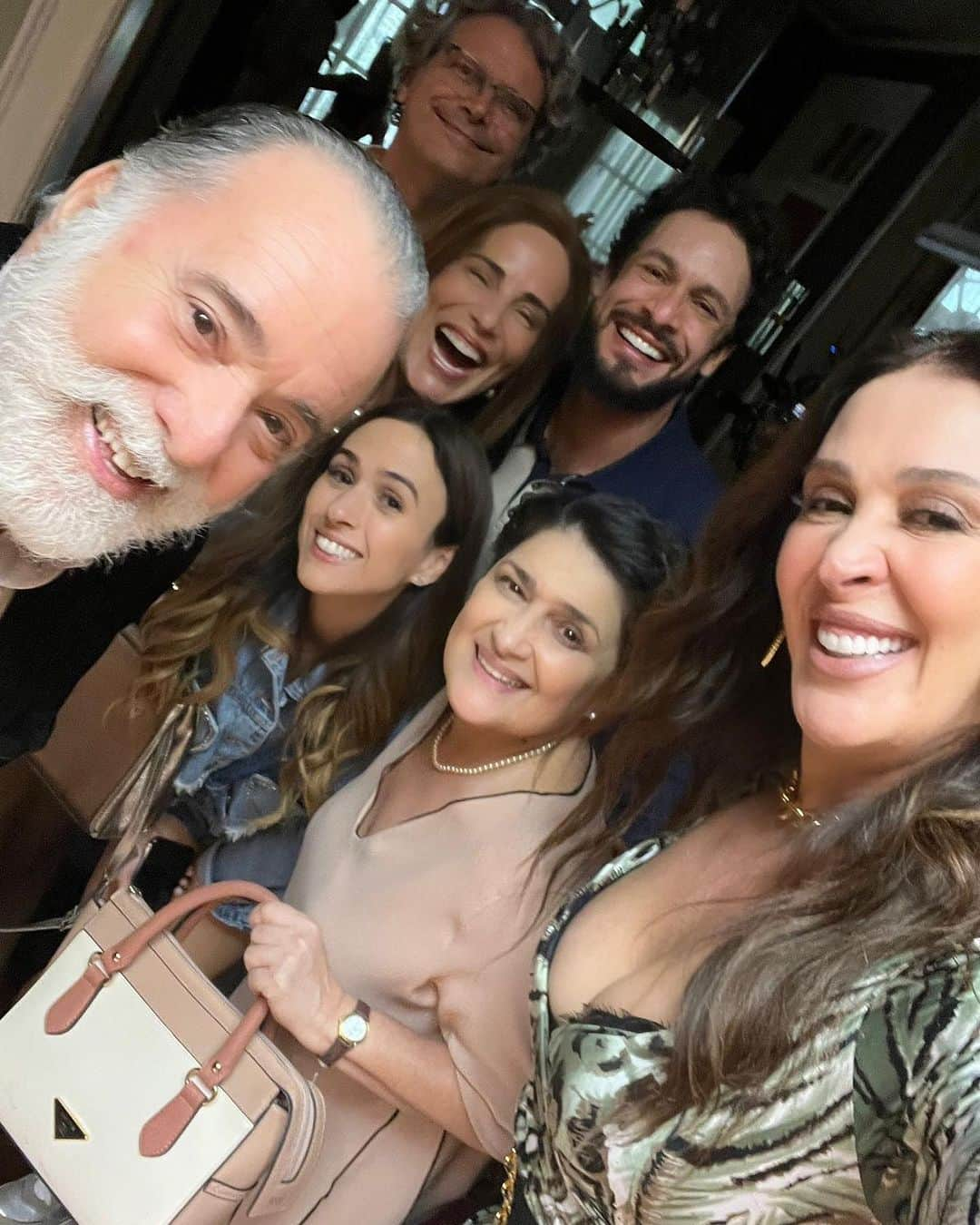 Claudia Raiaのインスタグラム：「Amando demais a receptividade desse elenco, estava com saudades de passar o dia no set 🎬❤ Reencontros e novos encontros muito felizes. Vocês sabiam que é a primeira vez que eu e @gpiresoficial contracenamos juntas? Olha o que @walcyrcarrasco e #TerraEPaixão estão nos proporcionando?!」