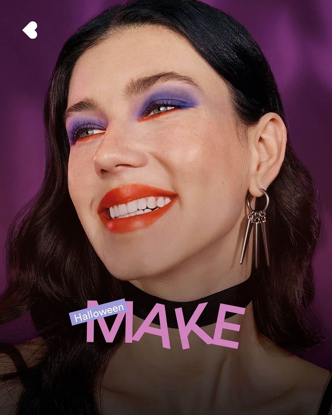 quem disse, berenice?のインスタグラム：「chegou a temporada de Halloween com lançamentos de make para você ficar #LindaDeMorrer, seja na fantasia ou no dia a dia. minha nova linha de makes é super versátil e colorida. segura, meus amores, pq é claro que vai ter muita inspiração de make por aqui!  #PraTodosVerem: o post é uma foto de uma modelo sorrindo com uma make com sombra roxa e delineado laranja embaixo do olho e batom laranja e o texto: “Halloween Make”. Fim da descrição.」