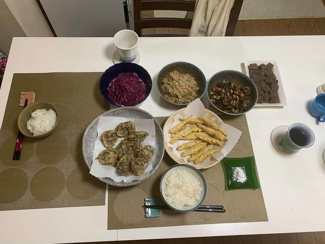 たいぞうさんのインスタグラム写真 - (たいぞうInstagram)「昨日の夜のお嫁さんの料理 メニュー #ご飯 #米粉で作ったもずくの天ぷら #米粉で作ったわかさぎの天ぷら #ひじきと大豆の荷物 #紫キャベツのマリネ #おから #こんにゃくステーキ でした。 ごちそうさまでした。 ありがとうございました。 でした。  #たいぞう #吉本興業 #嫁の手料理」10月19日 5時51分 - taizouyoko