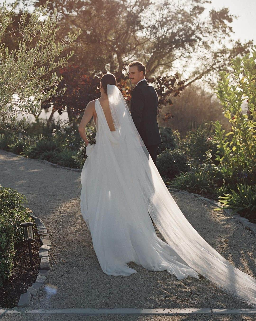 ケルシー・ロビンソンさんのインスタグラム写真 - (ケルシー・ロビンソンInstagram)「We said “i do” again 🤍  Images for the beautiful wedding venue @casablancainterlaken 🫶🏼  Captured on film by @carliestatsky  Wearing the stunning @lunabeabride 🤍 an absolute dream to wear the most romantic and sustainable wedding dresses.  H&M @nicoleelizabeth_beauty」10月19日 5時51分 - krobin32