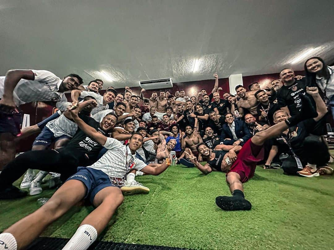 ロベルト・ロサレスのインスタグラム：「Unidos por un sueño. Orgulloso de esta gran familia. A disfrutar Venezuela que lo mereces 🇻🇪🙏🏽 @selevinotinto #nevergiveup #siemprevinotinto🇻🇪 #unamorparatodalavida 😍❤️🍷🇻🇪」