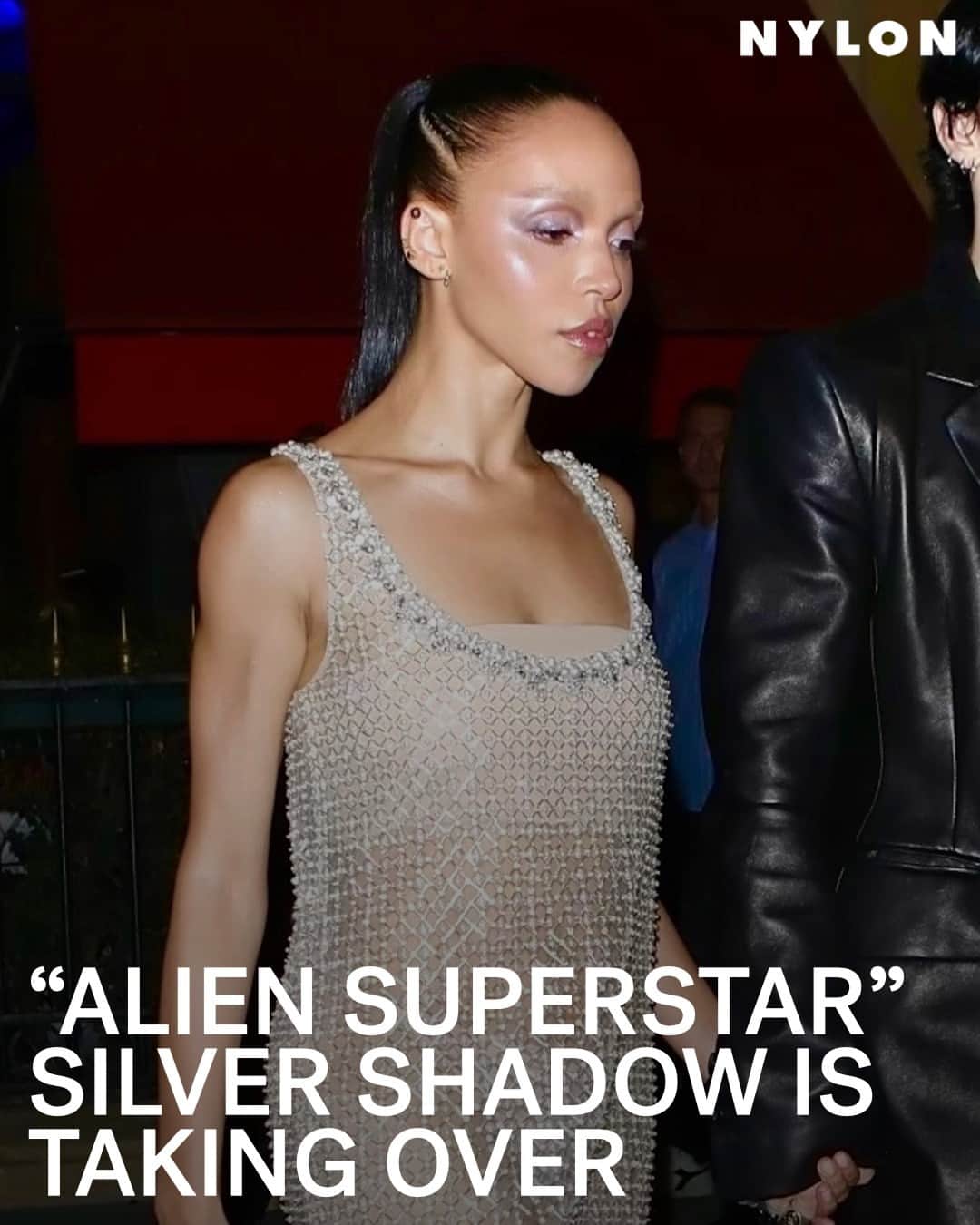Nylon Magazineのインスタグラム：「Earth to makeup enthusiasts: “Alien Superstar” eyeshadow is calling. From FKA Twigs to Chanel’s AW23 runway, wearable silver shadow is everywhere this fall — and we have Beyoncé’s ‘Renaissance’ World Tour to thank for it. Get the look and shop our guide at the link in bio.   📸  Getty / BACKGRID / Aimée Twist」