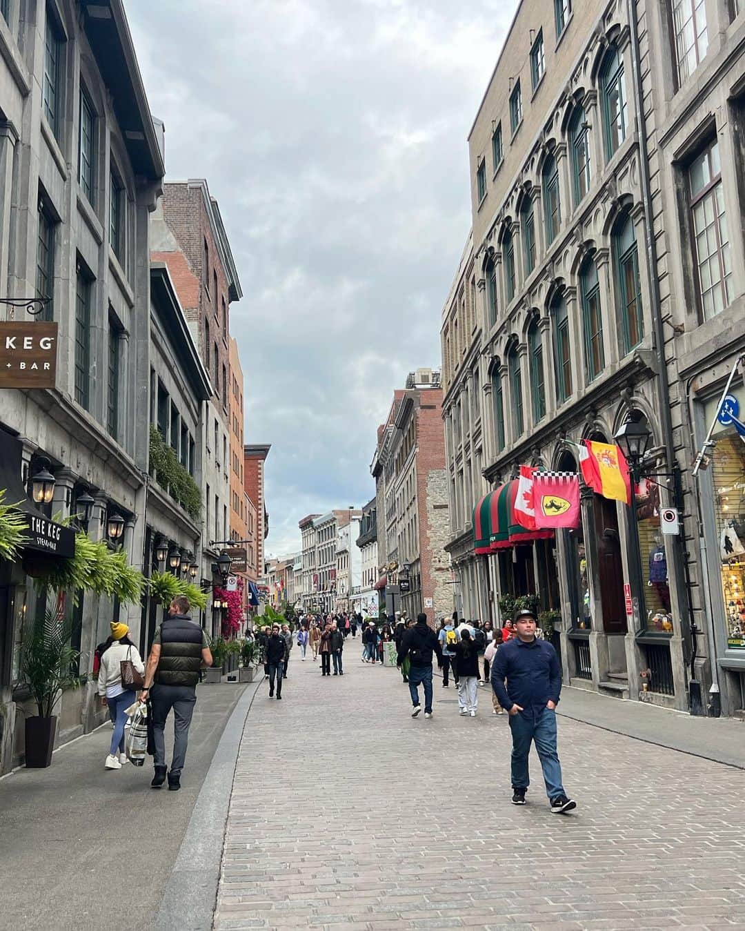 荒木優里さんのインスタグラム写真 - (荒木優里Instagram)「✨ ✈️モントリオール旅行④✈️  モントリオールは北米のパリとも呼ばれる都市🎀  カナダで唯一、公用語がフランス語で 街の看板やレストランのメニューなど 全部フランス語なのです🇫🇷  NYから1時間半程度で来られる場所なのに すごく遠くまで来たような気分になりました😁🩷  石畳の道や建物など、 街並みもヨーロッパのような雰囲気で どこをとっても画になる〜🥺❣️ 美しいものを見ると気分が上がるねぇ💕  晴れではなかったのが残念だけど… 雨が降らなかっただけ良しとしましょ😅💦 最近スッキリしないお天気ばかりですねぇ🥺🥺  #モントリオール旅行 #モントリオール  #montreal #北米のパリ #街散策 #アメリカ生活 #アメリカ暮らし #ニューヨーク #ニューヨーク生活  #ニューヨーク暮らし #ニューヨーク在住 #Newyork #NYC #NY #アメリカ在住日本人 #帯同妻 #渡米記録 #海外生活 #travel #trip #旅行好き #アナウンサー #フリーアナウンサー #荒木優里 #荒木優里のゆるりアメリカ生活」10月19日 6時13分 - yuriaraki0726