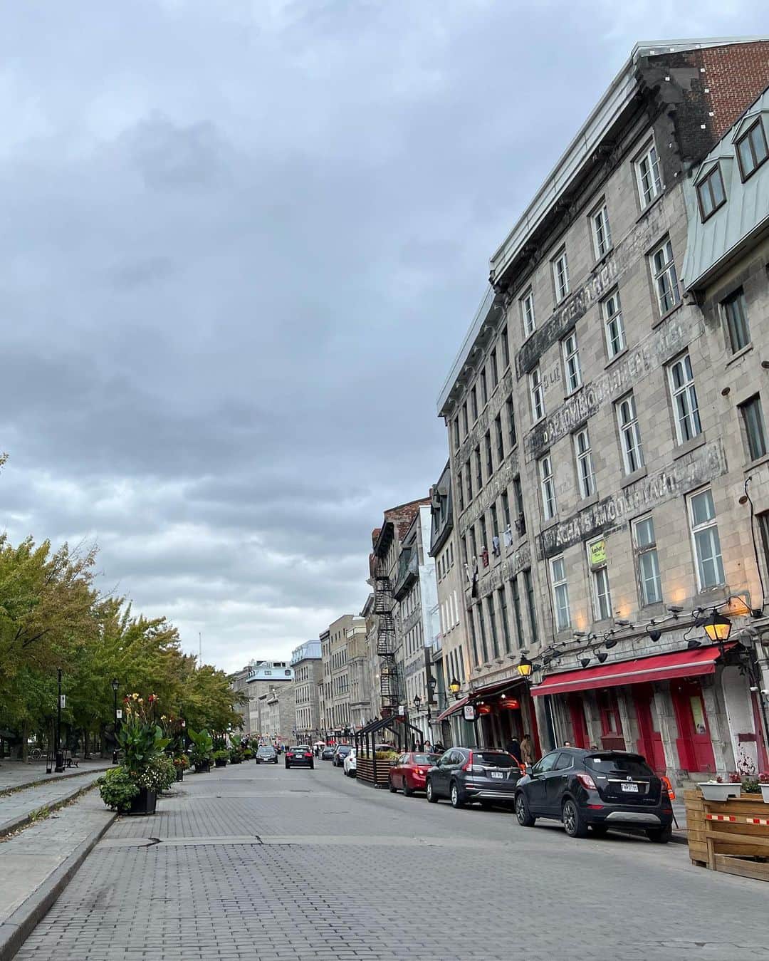 荒木優里さんのインスタグラム写真 - (荒木優里Instagram)「✨ ✈️モントリオール旅行④✈️  モントリオールは北米のパリとも呼ばれる都市🎀  カナダで唯一、公用語がフランス語で 街の看板やレストランのメニューなど 全部フランス語なのです🇫🇷  NYから1時間半程度で来られる場所なのに すごく遠くまで来たような気分になりました😁🩷  石畳の道や建物など、 街並みもヨーロッパのような雰囲気で どこをとっても画になる〜🥺❣️ 美しいものを見ると気分が上がるねぇ💕  晴れではなかったのが残念だけど… 雨が降らなかっただけ良しとしましょ😅💦 最近スッキリしないお天気ばかりですねぇ🥺🥺  #モントリオール旅行 #モントリオール  #montreal #北米のパリ #街散策 #アメリカ生活 #アメリカ暮らし #ニューヨーク #ニューヨーク生活  #ニューヨーク暮らし #ニューヨーク在住 #Newyork #NYC #NY #アメリカ在住日本人 #帯同妻 #渡米記録 #海外生活 #travel #trip #旅行好き #アナウンサー #フリーアナウンサー #荒木優里 #荒木優里のゆるりアメリカ生活」10月19日 6時13分 - yuriaraki0726