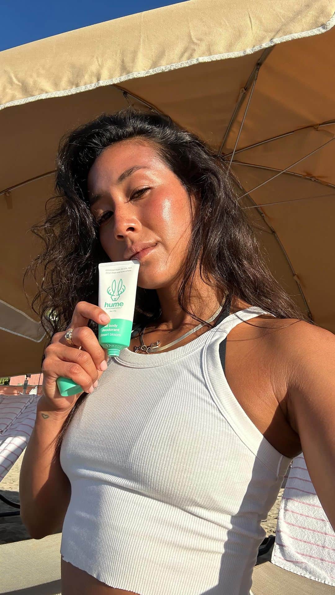 ケリア・モニーツのインスタグラム：「ALL over body Deodorant available today at @humesupernatural . For everyone, everywhere, anywhere 😜」