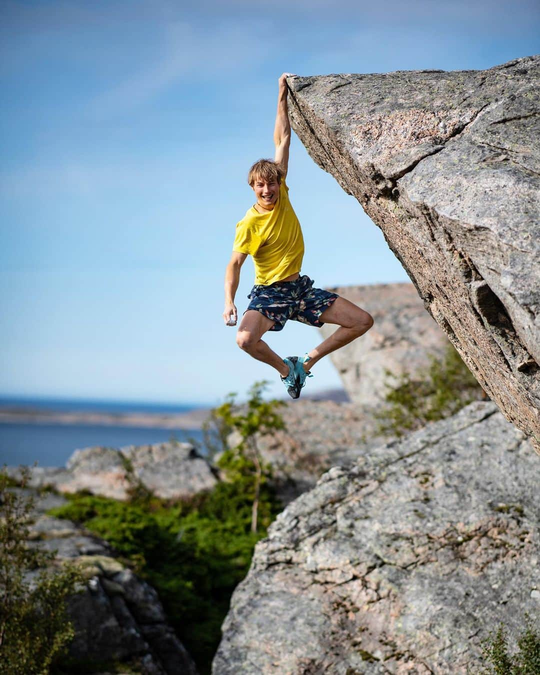 アレックス・メゴスさんのインスタグラム写真 - (アレックス・メゴスInstagram)「New YouTube video about bouldering in Vingsand, Norway is coming out tomorrow evening! Stay tuned 😁💪🏼.   @patagonia_climb @petzl_official @tenayaclimbing @frictionlabs @physivantage @fazabrushes @tempehmanufaktur @cacaocrudo #stylefirst #carrotsforpower  Pic: @dinosaauuur」10月19日 6時19分 - alexandermegos