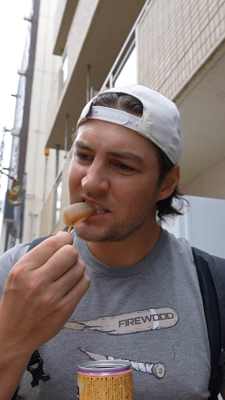 トレバー・バウアーのインスタグラム：「I tried quail eggs from a vending machine… #japan #vendingmachine #trevorbauer」