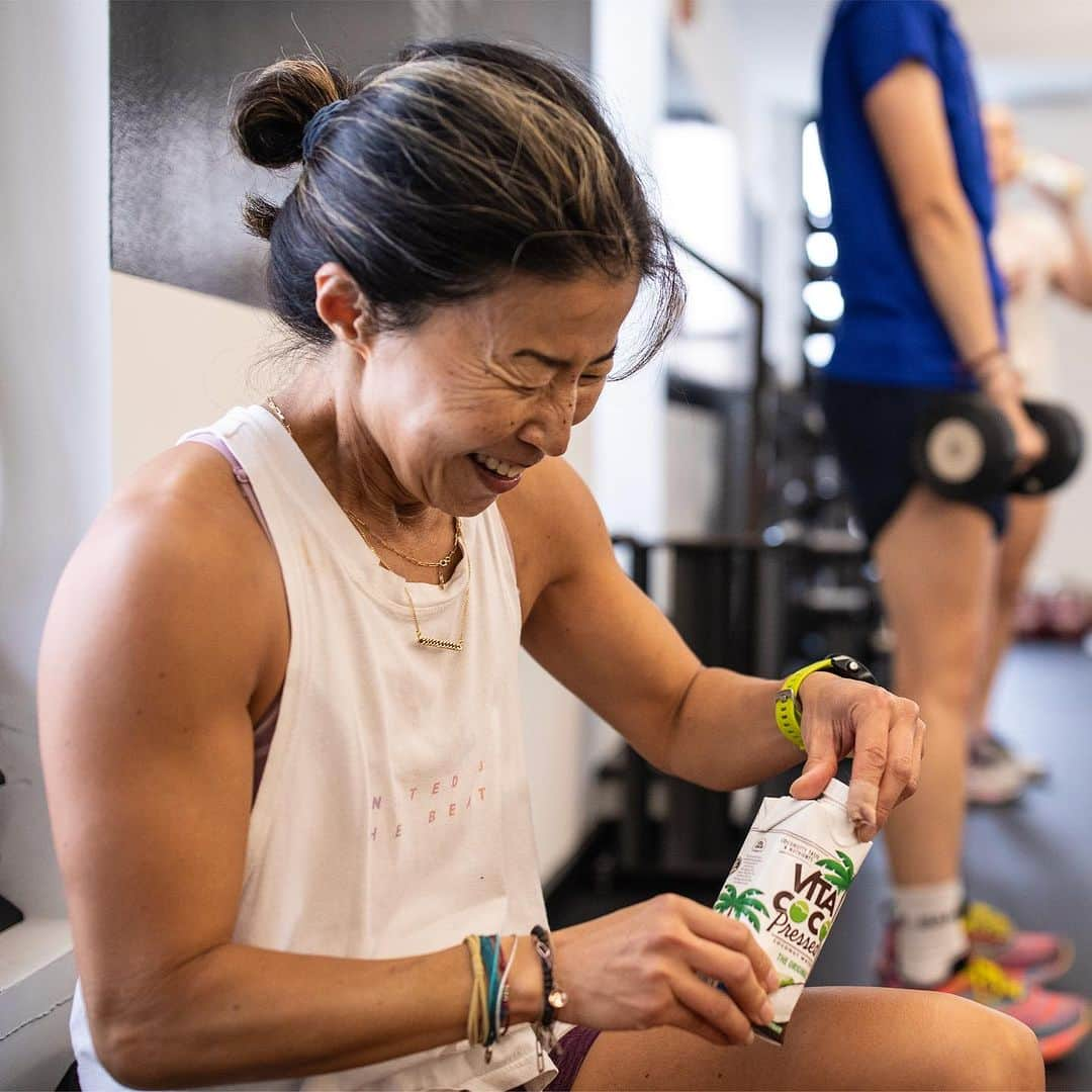 Vita Coco Coconut Waterさんのインスタグラム写真 - (Vita Coco Coconut WaterInstagram)「We 💙 hydrating bodies and minds. That’s why we felt like @andmother_org was the perfect partner for us. &Mother is on a mission to empower women to prioritize their physical wellbeing and help them be incredible caregivers ~and~ athletes at the same time 💪 It’s really cool that they provide athletes with lactation support, and for the (quickly!) approaching @nycmarathon Vita Coco will be sponsoring their childcare services during their Nov. 4 bRUNch + Learn —while (of course!) keeping all of the runners hydrated, too. And we couldn’t think of a better way to kick off NYC Marathon season than with an &Mother training meetup. At the meetup at @thefortnyc athletes  🥥 Learned more about the &Mother NYC Marathon charity team  🥥 Hit Central Park for a run with Coach @jessmovold  🥥 Completed a post-run strength workout post-run  🥥 Snagged some fueling tips from @nutritionbymel  We 💙 our moms, and we can’t wait for more days like this one over the next month. Stay tuned!」10月19日 6時23分 - vitacoco