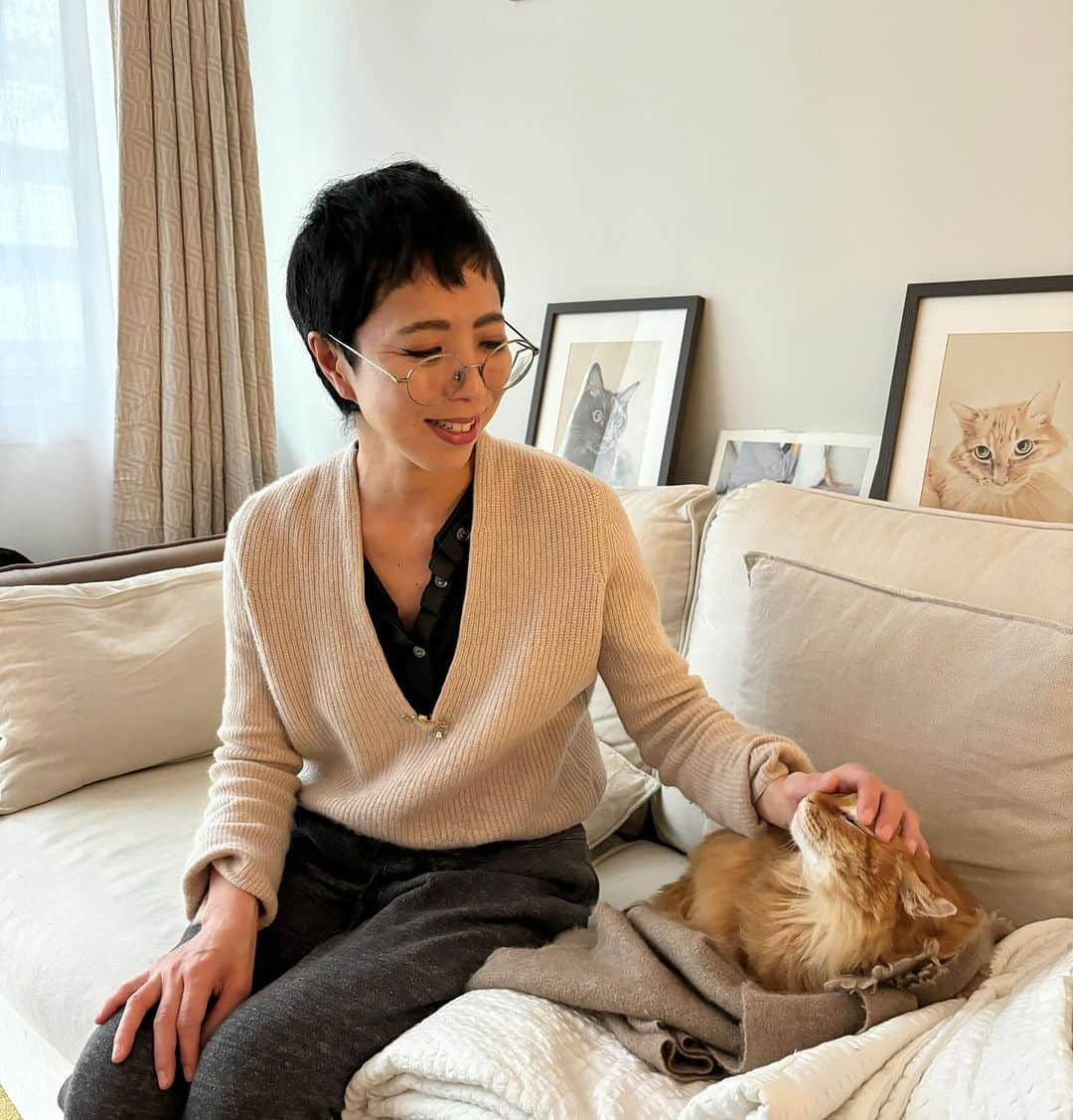 猫沢エミさんのインスタグラム写真 - (猫沢エミInstagram)「《パリ・盗難日記 / ７日目》  信じられないことだけど、事件勃発から早１週間が経とうとしている。この１週間、毎日何を考え、何をしていたのかは、ほぼ自動筆記状態で書き殴ったため、読めば起こったことはわかるのだが、ふと振り返ると記憶が曖昧だ。人間、ショックなことがあると、脳は自動的に忘れようとするらしいから、きっとそんな感じなんだと思う。  歯がもげて夜が更けた昨夜は〝湖底〟に手をついた。  手続きはトラブル続きではあるものの、状況はひとつずつ進展している。なのに、いい知れない重い空気に取り込まれてしまって、身動きできなかった。そんな時ってある。別に今回みたいなことでなくとも。  昨日、どん底の中、気力を振り絞って書き始めた締め切り原稿に再び取り掛かる前に、近所のまどかちゃんに午後、ちょっと話し相手になってもらえないかとメッセージを打った。こんな時、がんばってひとりでいなくてもいいと思ったのだ。  iPhone15が「どうも、よろしく」と俳優で言うところの高橋一生さんみたいな顔をして、まだまだ他人行儀に鎮座している。恐る恐るカメラを起動して、以前の12proから画質がどのくらい上がったのか、ユピガを交互に撮ってみたりして確かめていたら、明らかに鮮明な画像で、買ってはじめて嬉しさを覚える。うん、こういうちっちゃな喜びを思い出さねば。  午後、まどかちゃんが美味しくて巨大なビスキュイを携えてやってきた。相変わらず新しいSIMカードのアクティベートをするためのサイトへの入室ができないので、ふたりしてあれこれ試していたら、レユニオンの彼からビデオ電話が来た。  「元気かい？　どうしてる？」  １週間ぶりに、iPhoneごしに鮮明な彼の顔を見た。ホント？ホントに１週間も経ったの？  「いい知らせがあるよ。エミがキャンセルしたチケットは特殊なもの（フェスティバルのスポンサーチケット枠）だから返金はできないらしいんだけど、日付を変更すれば使えるって。つまり、レユニオンに来れるってこと！」  事件より7日目。はじめて一筋の光が差し込んだ。でも、私がヴァカンスに行ってしまうと、手続きが滞る。彼は、10月末にレユニオンから帰国後、すぐにバルセロナへ壁画制作の依頼を受けて３泊４日の出張予定なのだ。かたや私は、11月の初旬には日本に向けて旅立たねばならない。まさかの展開で、一緒にヴァカンスを過ごすどころか、ほぼ２ヶ月もすれ違いになってしまう。ここまで不幸が拡大する盗難の恐ろしさたるや！と、これからの予定を考えて二の足を踏んでいる私に彼がこう言った。  「あー…….バタバタしてて言ってなかった。バルセロナはもう、別の月にずらしてもらうようコーディネーターに頼んだから、帰国したらエミが日本に行くまでの１週間、手続きを一緒に進められるよ。ヴァカンスは、たったの１週間だけになっちゃったけど、思い切って来なよ。日本に行く前に、気分を変えた方が絶対いいって」  そうだね。日本に行く前に、南半球までイってQ！の壮大な方位替えといこうじゃないか‼️不運、舐めんなよ。おまえが取り憑いた女は、ただじゃ起きないんだよ。  とはいえ今回、毎日が予想外の展開続きのため、島行きの機内に乗り込むまで安心できない(*✧×✧*)  それでも、あゝ　気が抜けた(꒪⌓꒪)……  今日はいいことがもうひとつあった。  ユピ坊が、まどかちゃんをタタ（乳母、またはおばちゃん。フランス語のおばを意味するtante -タントゥの俗称）として認めたようだ。事件以来、ちょこちょこ家に顔を出してくれるまどかちゃんに、やっと親しい匂いを感じたのかも知れない。  猫は人間ばりに、他者を信用するまでに時間がかかる。彼も言ってたけど、だからこそ認められると嬉しいんだ。その承認は〝生き物としてあなたを認める〟っていう、とても純度の高いもの。  見つめあうふたりを見て、いろいろあったけど、安心してレユニオンに行けそうだと嬉しかった。  #猫パリ　#猫沢エミのインターナショナル五十路ライフシフト  #猫沢エミリーパリへ行く  #猫沢エミのパリ盗難日記  #ユピ坊　まどかちゃんは陶芸家でご近所さんでうちの猫たちのシッターさん @moka.lby」10月19日 6時29分 - necozawaemi