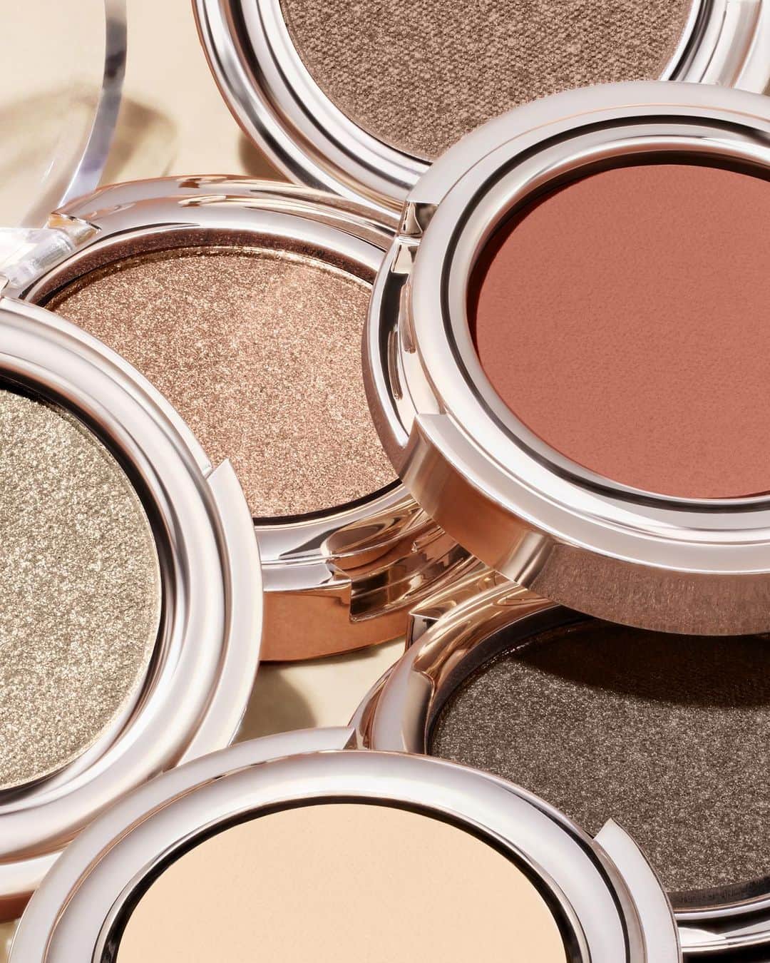 Clarins Canadaさんのインスタグラム写真 - (Clarins CanadaInstagram)「Get into our 6 new high-pigment Ombre Skin eyeshadows. With a meticulously crafted creamy texture they are made to enhance your eyelids with a pigmented result and a natural, second skin feel. ✨ __________ Laissez-vous séduire par nos 6 nouvelles ombres à paupières Ombre Skin. Avec une texture crémeuse méticuleusement élaborée, elles sont conçues pour embellir vos paupières et intensément pigmentées, elles parent vos paupières d’une texture crémeuse effet seconde peau. ✨ . . . #Clarins #Makeup #eyeshadow」10月19日 6時30分 - clarinscanada